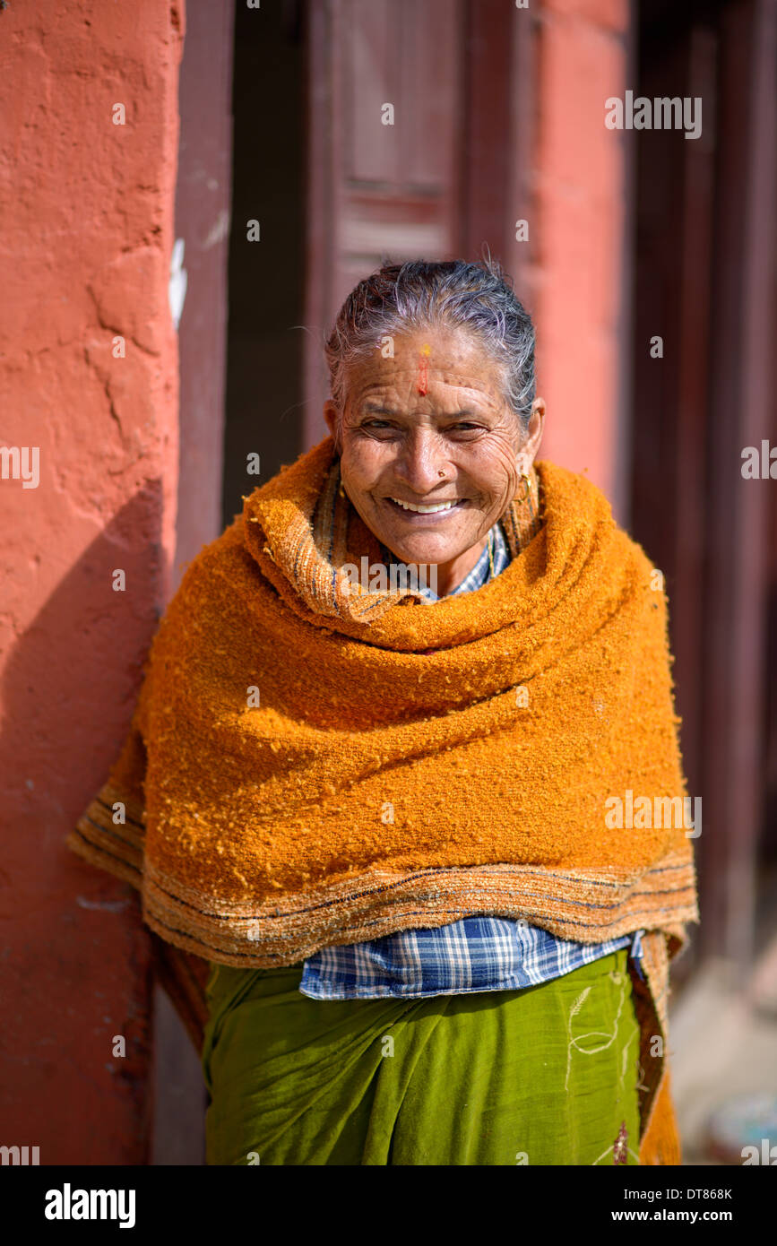 Alte Frau, stützte sich auf die Wand in Kathmandu, Nepal Stockfoto