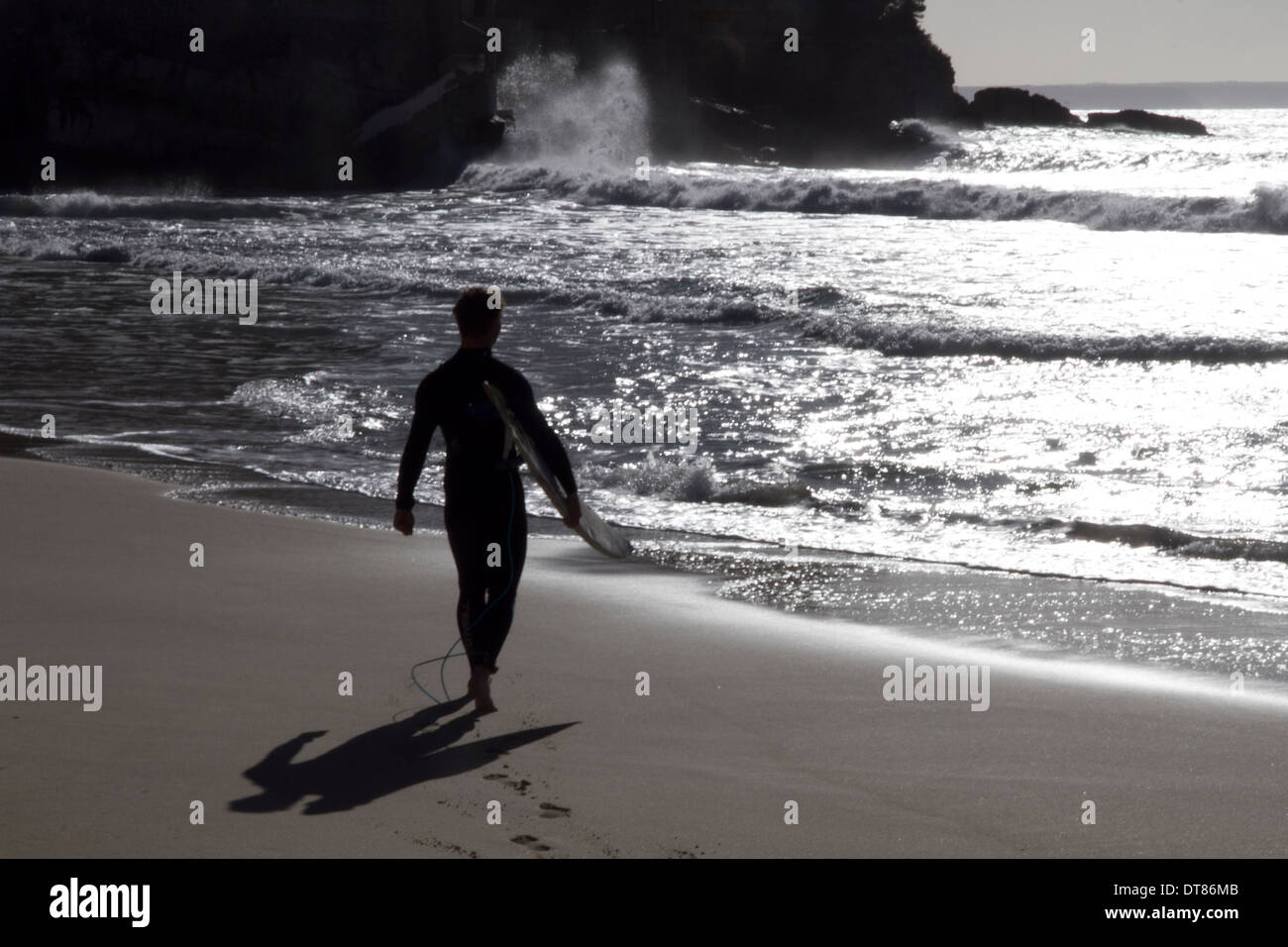 Surfer am Strand Wellen Meer Mallorca Balearen Islans Spanien Mittelmeer Stockfoto