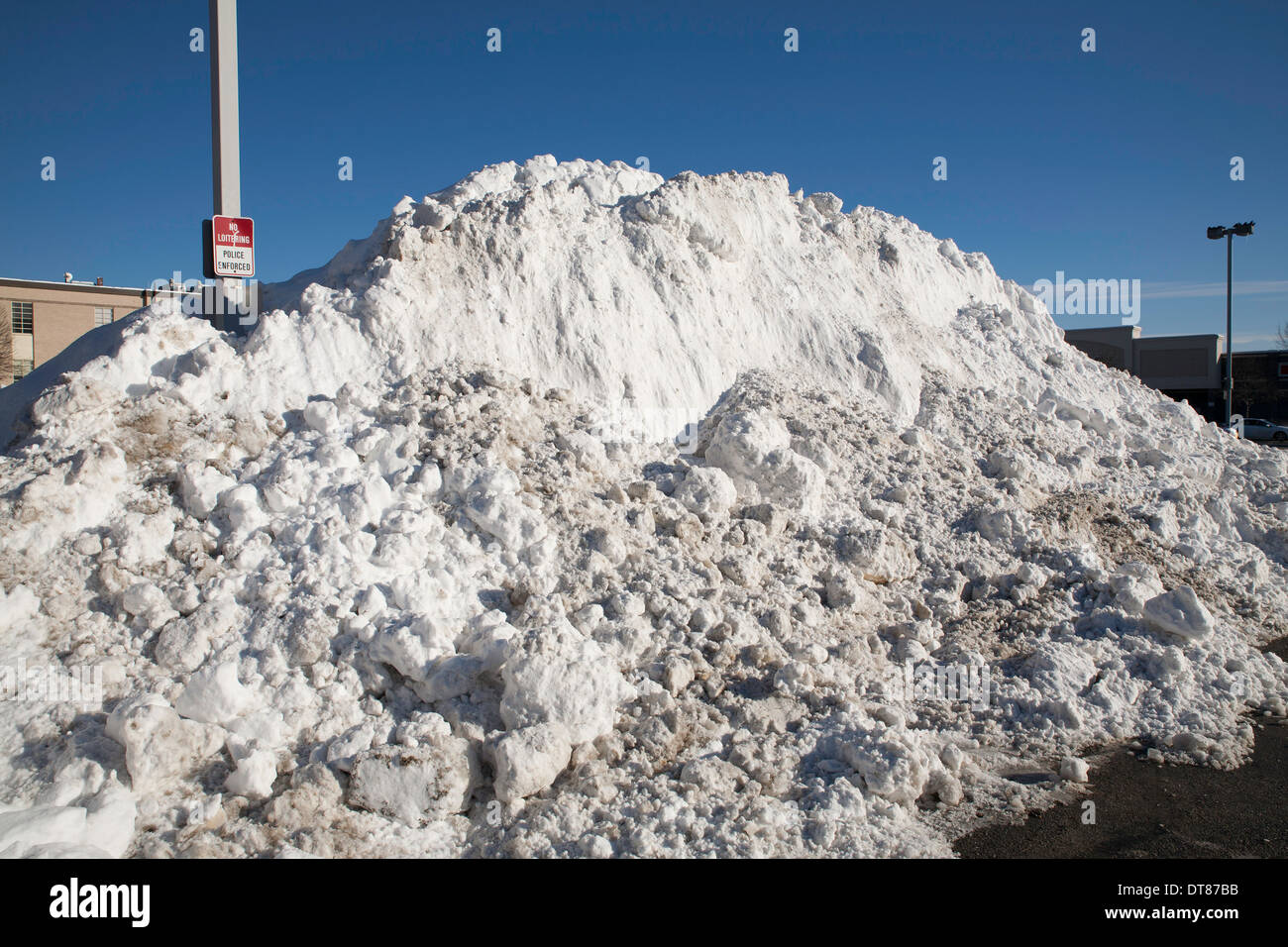 New England Shopping Mall Parkplatz ist mit den letzten Schnee hoch aufgetürmt. Stockfoto