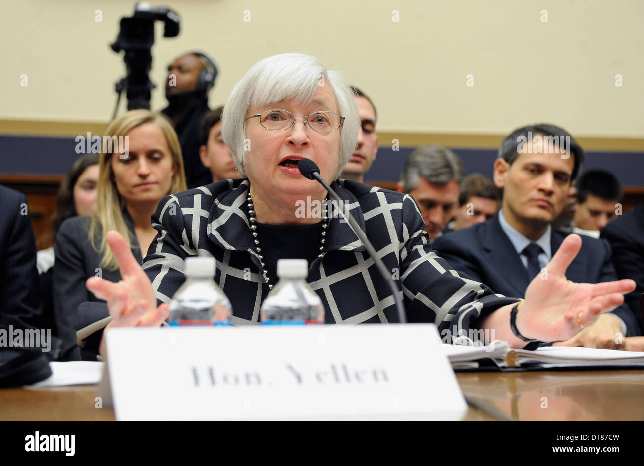 Washingtong, USA. 11. Februar 2014. US Federal Reserve Stuhl Janet Yellen verleiht ihr erstes Zeugnis Kongress im Rahmen einer Anhörung House Financial Services Committee auf dem Capitol Hill in Washington, D.C., Hauptstadt der Vereinigten Staaten, 11. Februar 2014. Yellen, sagte am Dienstag, dass sie weiterhin zur Umsetzung der Geldpolitik durch ehemalige Vorsitzende Ben Bernanke gemacht. © Zhang Jun/Xinhua/Alamy Live-Nachrichten Stockfoto