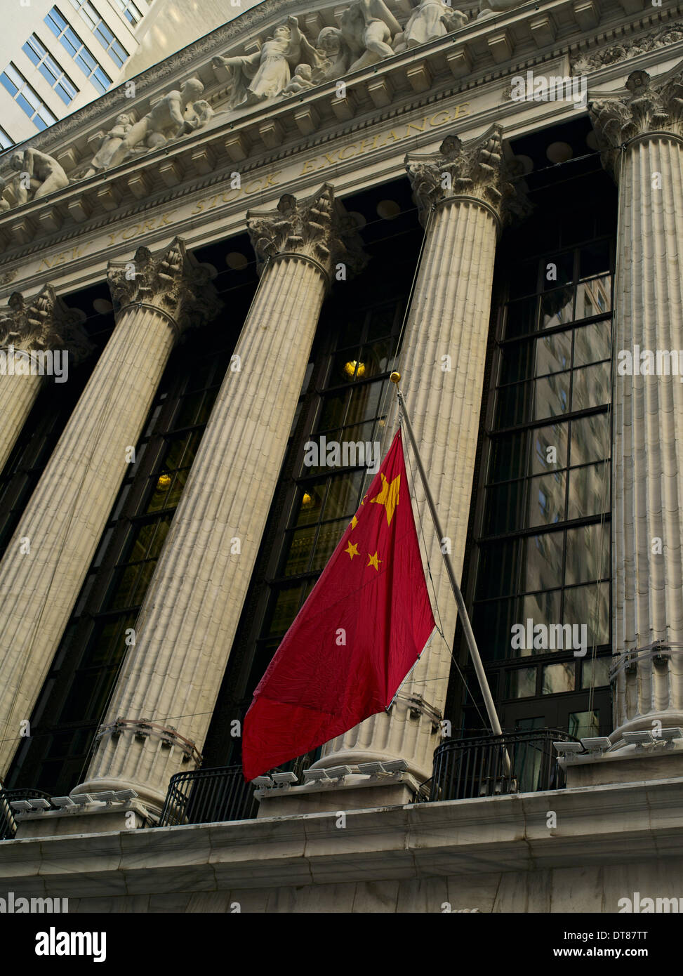 New York, USA. 11. Februar 2014. Flagge der Volksrepublik China fliegen außerhalb New York Stock Exchange NYSE Marken Mitgliedschaft der Industrial and Commercial Bank of China Financial Services als erste chinesische Mitgliedsunternehmen. Bildnachweis: Joseph Reid/Alamy Live-Nachrichten Stockfoto