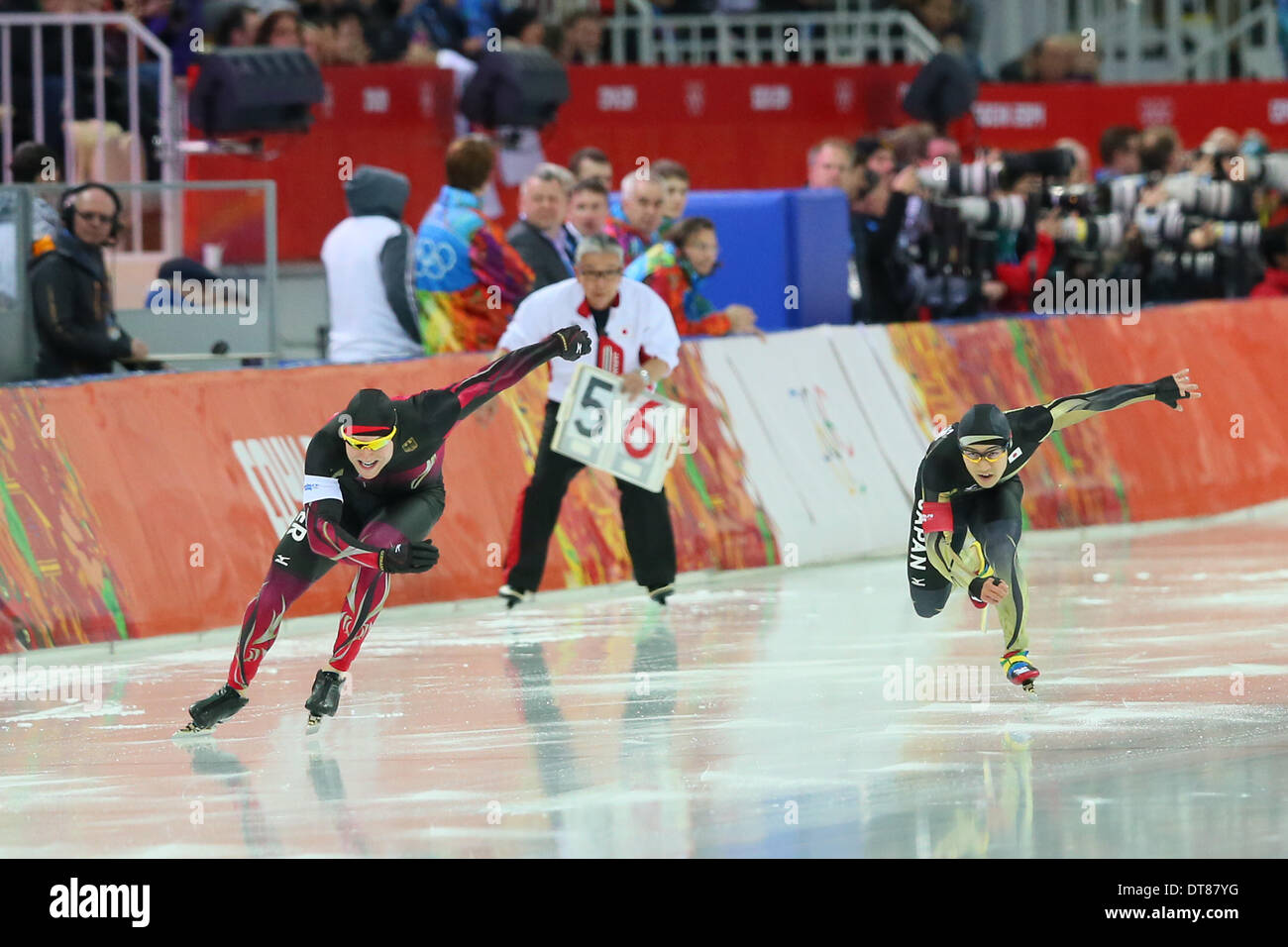 Sotschi, Russland. 10. Februar 2014. (L, R) Nico Ihle (GER), Joji Kato (JPN)-Speed-Skating: Männer 500m bei 'ADLER ARENA' Speed Skating Center während der Olympischen Winterspiele von Sotschi 2014 in Sotschi, Russland. © YUTAKA/AFLO SPORT/Alamy Live-Nachrichten Stockfoto