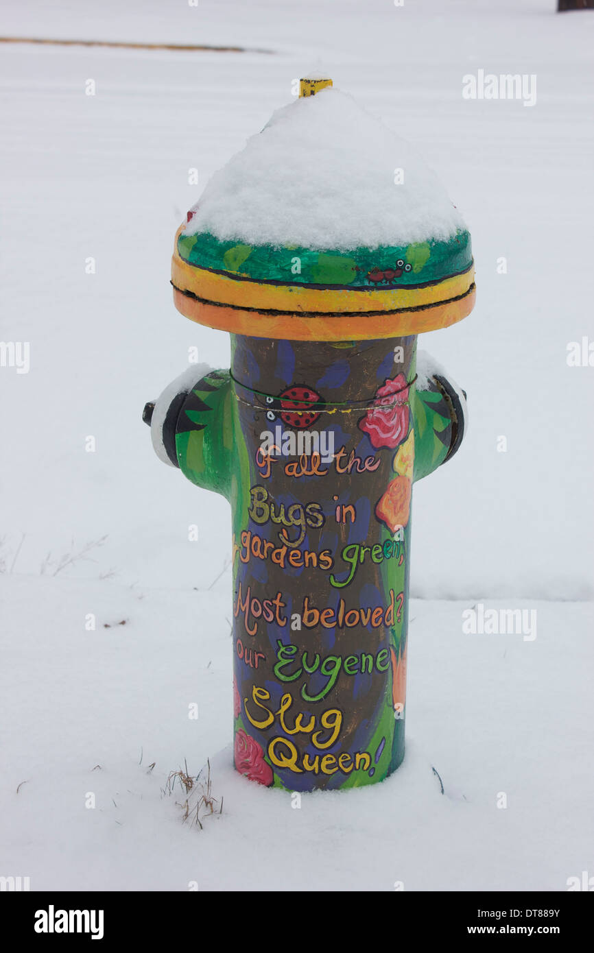 Ein Hydranten bedeckt Schnee in Eugene, Oregon. Stockfoto