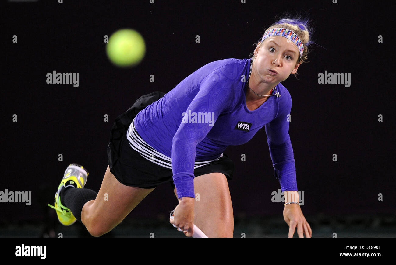 Doha. 11. Februar 2014. Bethanie Mattek-Sands der Vereinigten Staaten dient, während ihre Frauen Einzel-Match gegen Eugenie Bouchard Kanadas bei den Qatar Open Tennis-Turnier in Doha, Katar am 11. Februar 2014. Mattek-Sands gewann 2: 0. Bildnachweis: Chen Shaojin/Xinhua/Alamy Live-Nachrichten Stockfoto