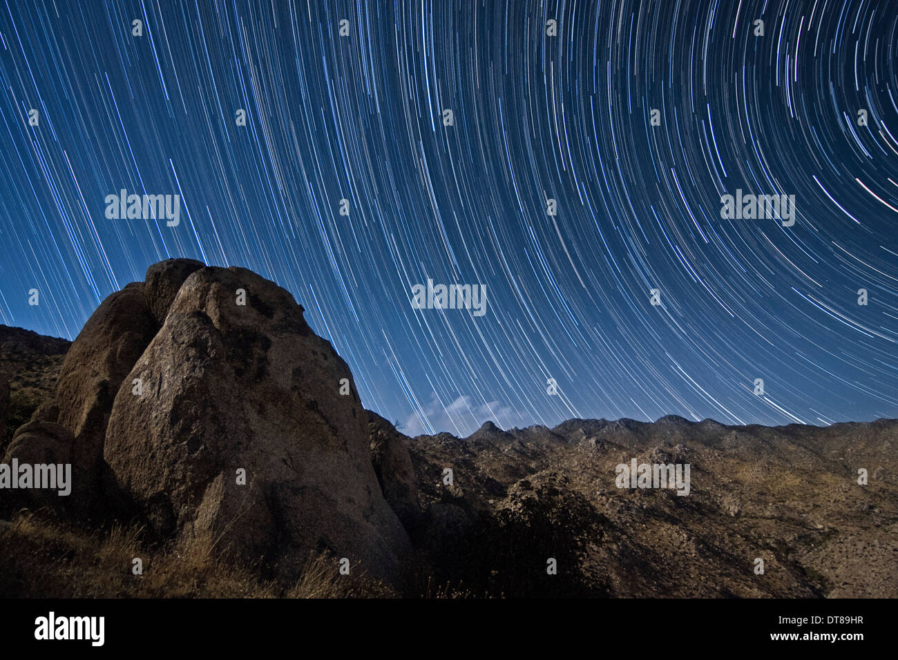 Sternspuren über San Ysidro Bergen im Anza Borrego Desert State Park, Kalifornien. Stockfoto