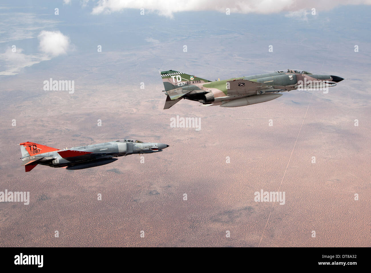 Zwei QF-4E Phantom II-Drohnen in Formation über der Wüste von New Mexico südlich von Holloman Air Force Base. Stockfoto