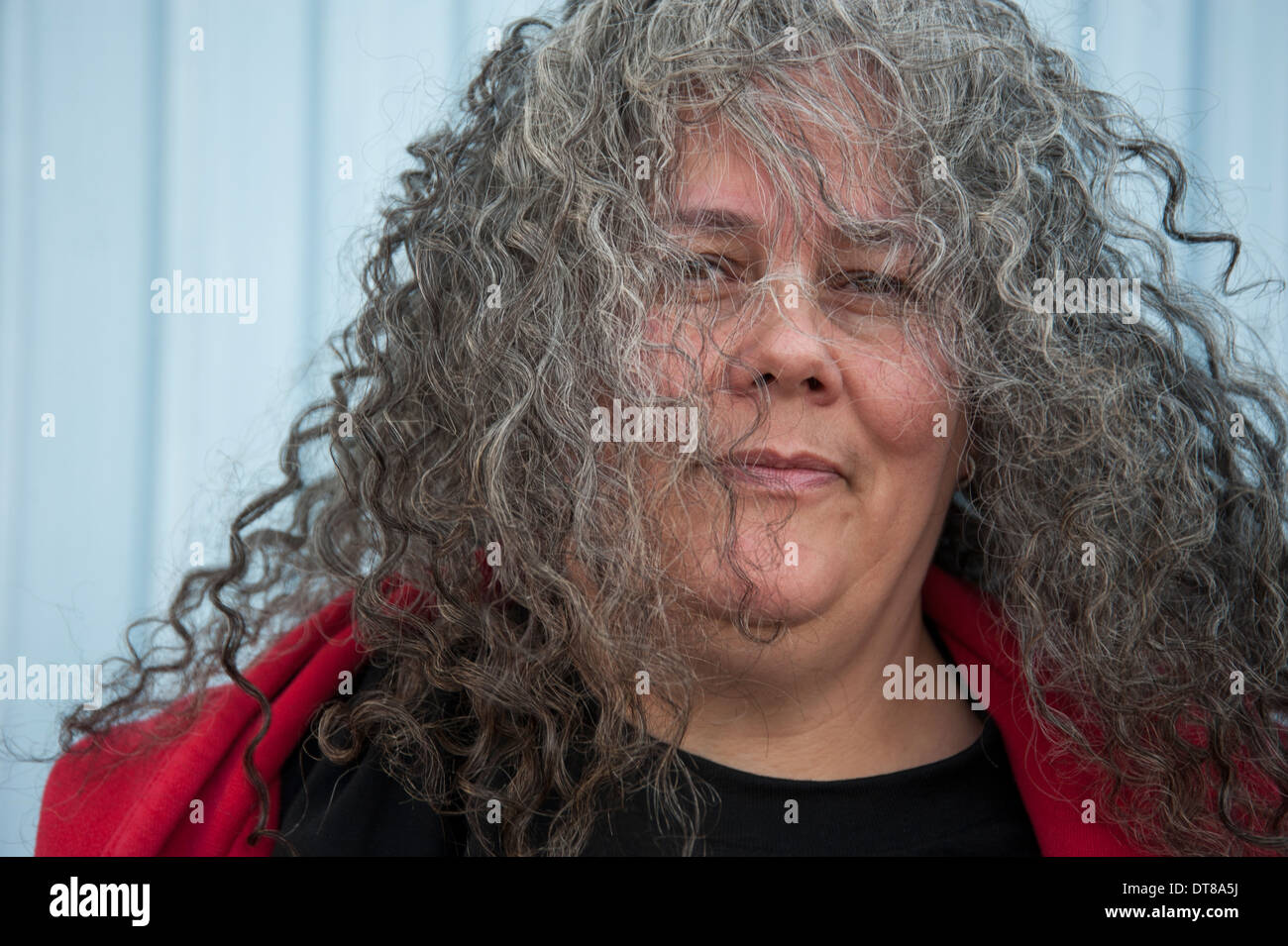 Porträt des mittleren Alter große Frau mit zerknitterten graue Haare wehen im wind Stockfoto