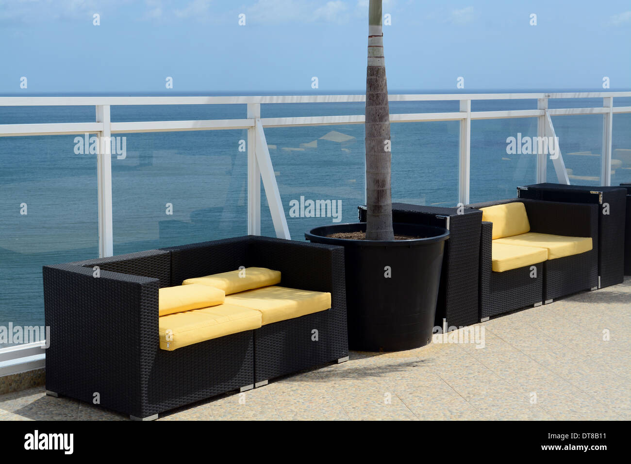 Schöne Firniture auf eine Terrasse und Blick in den Ozean Stockfoto