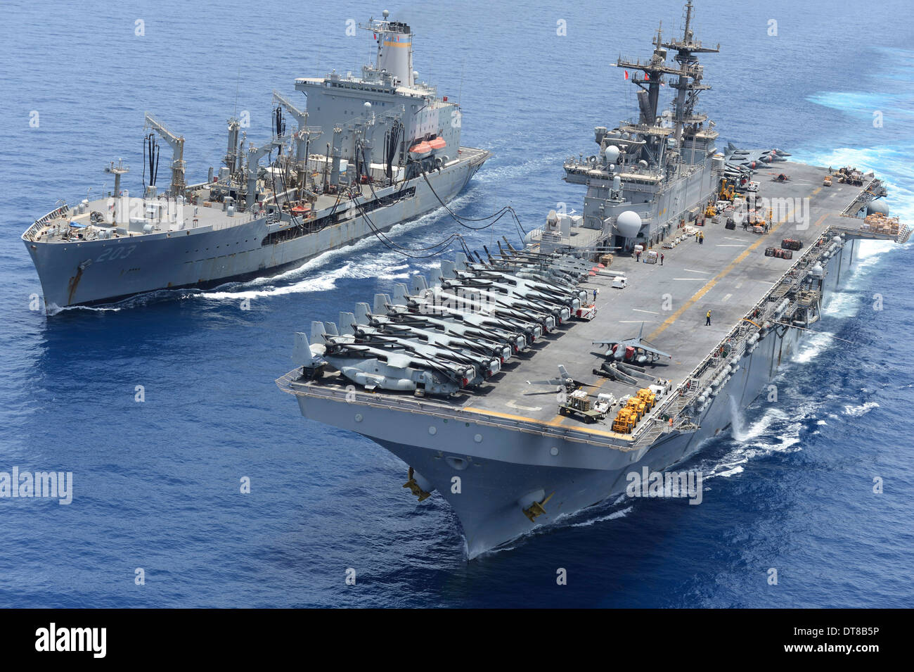 USNS Laramie ein USS Kearsarge führen ein Nachschub auf dem Meer. Stockfoto