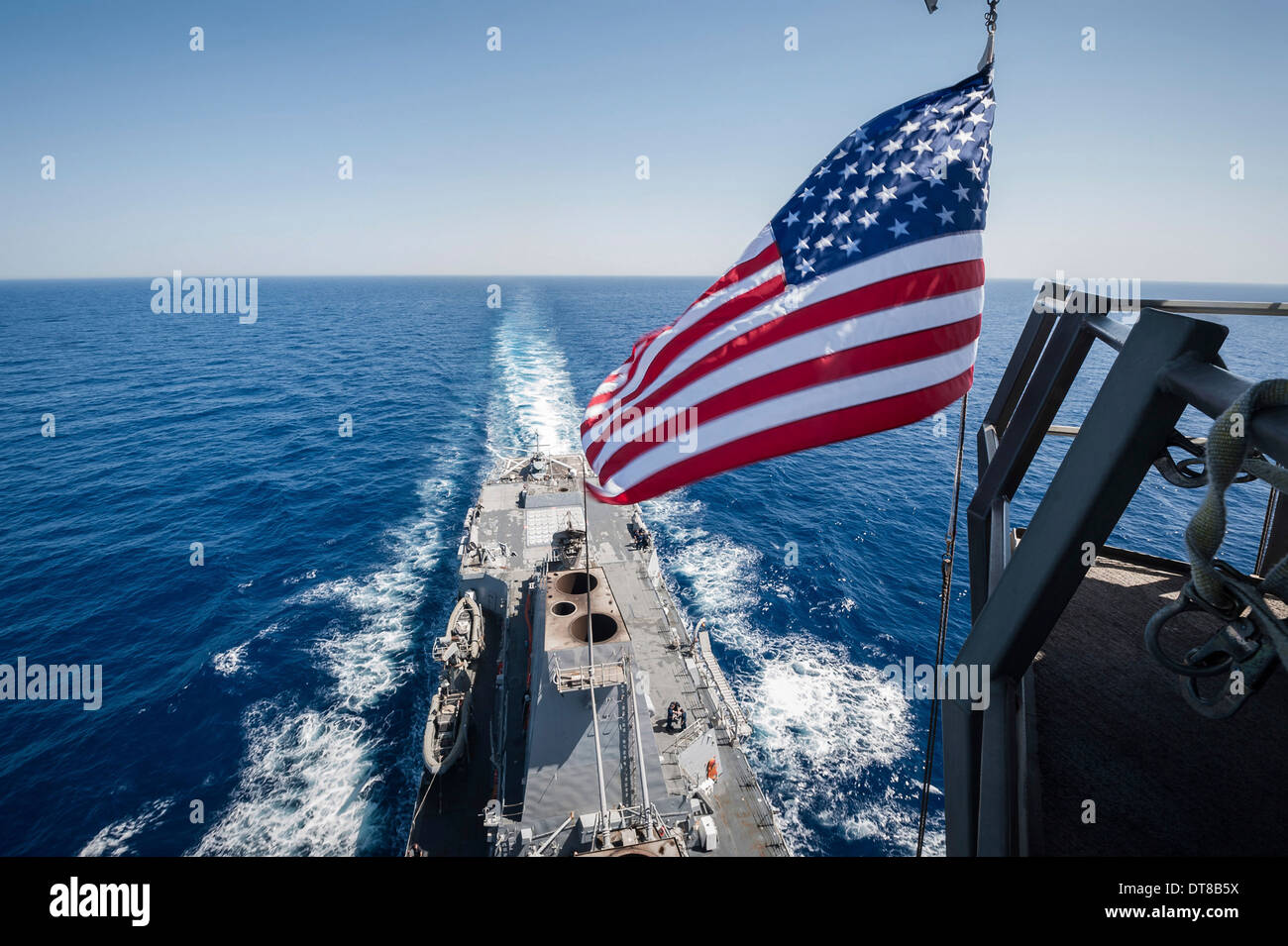 23. Mai 2013 - fliegt die nationale Flagge vom Mast an Bord der geführte Flugkörper-Zerstörer USS Stockdale. Stockfoto