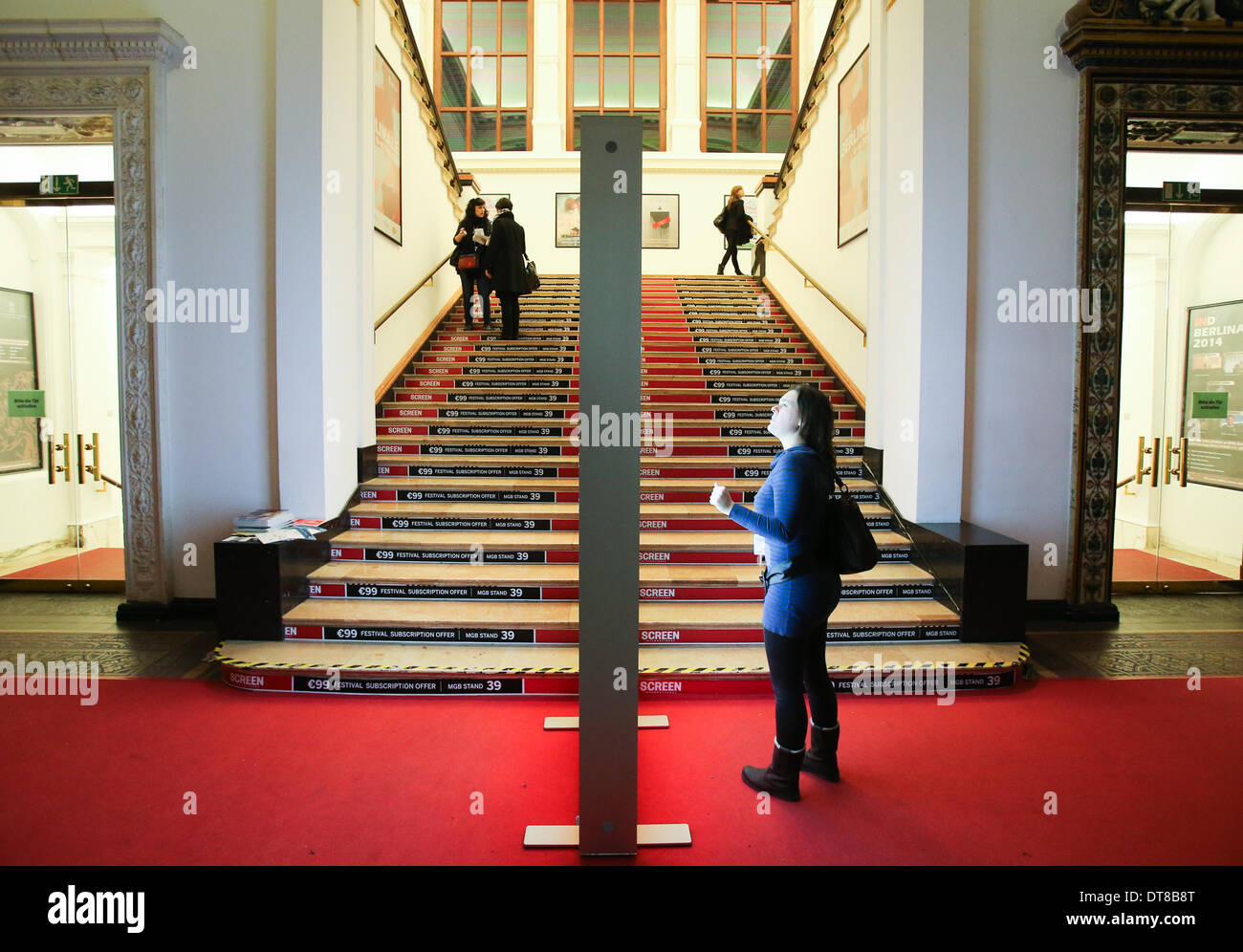 Berlin. 11. Februar 2014. Ein Besucher schaut eine Informationstafel an der Haupt-Website des European Film Market (EFM) der der 64. Filmfestspiele von Berlin in Berlin, am 11. Februar 2014. In diesem Jahr 455 Aussteller und rund 1700 Einkäufer teilgenommen in der EFM, eine einflussreiche Experte Plattform auf der Berlinale. Als die ersten großen Filmmarkt des Jahres setzt die EFM oft Trends in Filmfinanzierung, Herstellung einer frühen Prognose welche filmischen Genres auf dem Markt sein werden. © Zhang Fan/Xinhua/Alamy Live-Nachrichten Stockfoto