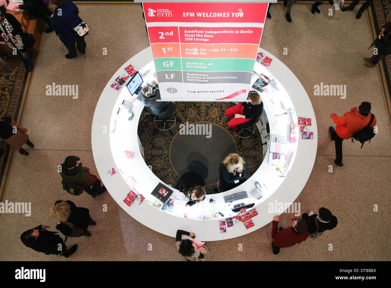 Berlin. 11. Februar 2014. Besucher Fuß mit Informationsstand im Haupt-Website des European Film Market (EFM) der der 64. Filmfestspiele von Berlin in Berlin, am 11. Februar 2014. In diesem Jahr 455 Aussteller und rund 1700 Einkäufer teilgenommen in der EFM, eine einflussreiche Experte Plattform auf der Berlinale. Als die ersten großen Filmmarkt des Jahres setzt die EFM oft Trends in Filmfinanzierung, Herstellung einer frühen Prognose welche filmischen Genres auf dem Markt sein werden. © Zhang Fan/Xinhua/Alamy Live-Nachrichten Stockfoto