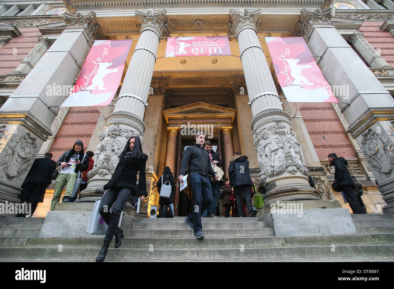 Berlin. 11. Februar 2014. Besucher gehen aus der Haupt-Website des European Film Market (EFM) der der 64. Filmfestspiele von Berlin in Berlin, am 11. Februar 2014. In diesem Jahr 455 Aussteller und rund 1700 Einkäufer teilgenommen in der EFM, eine einflussreiche Experte Plattform auf der Berlinale. Als die ersten großen Filmmarkt des Jahres setzt die EFM oft Trends in Filmfinanzierung, Herstellung einer frühen Prognose welche filmischen Genres auf dem Markt sein werden. © Zhang Fan/Xinhua/Alamy Live-Nachrichten Stockfoto