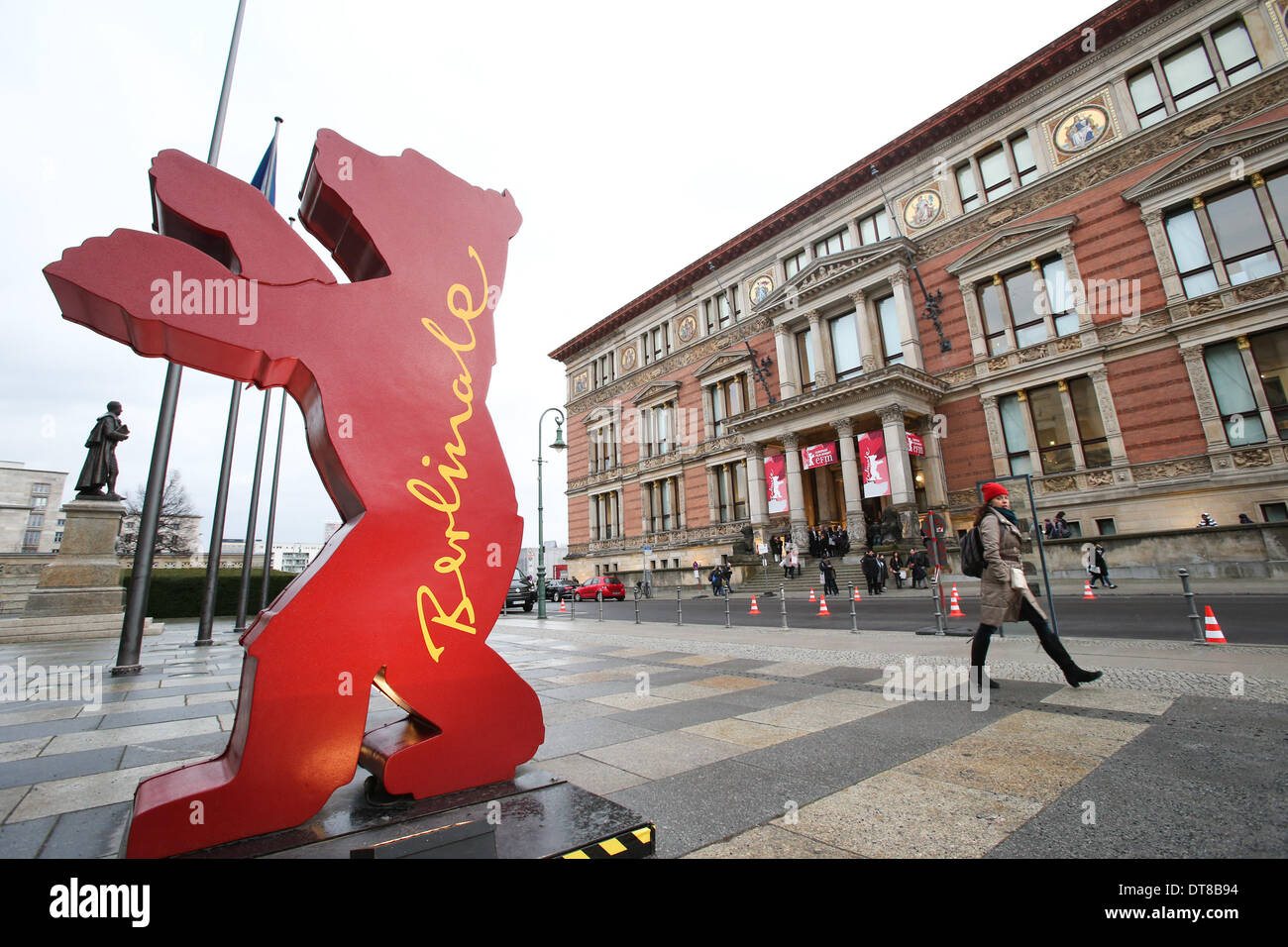 Berlin. 11. Februar 2014. Ein Fußgänger geht von der Haupt-Website des European Film Market (EFM) der der 64. Filmfestspiele von Berlin in Berlin, am 11. Februar 2014. In diesem Jahr 455 Aussteller und rund 1700 Einkäufer teilgenommen in der EFM, eine einflussreiche Experte Plattform auf der Berlinale. Als die ersten großen Filmmarkt des Jahres setzt die EFM oft Trends in Filmfinanzierung, Herstellung einer frühen Prognose welche filmischen Genres auf dem Markt sein werden. © Zhang Fan/Xinhua/Alamy Live-Nachrichten Stockfoto