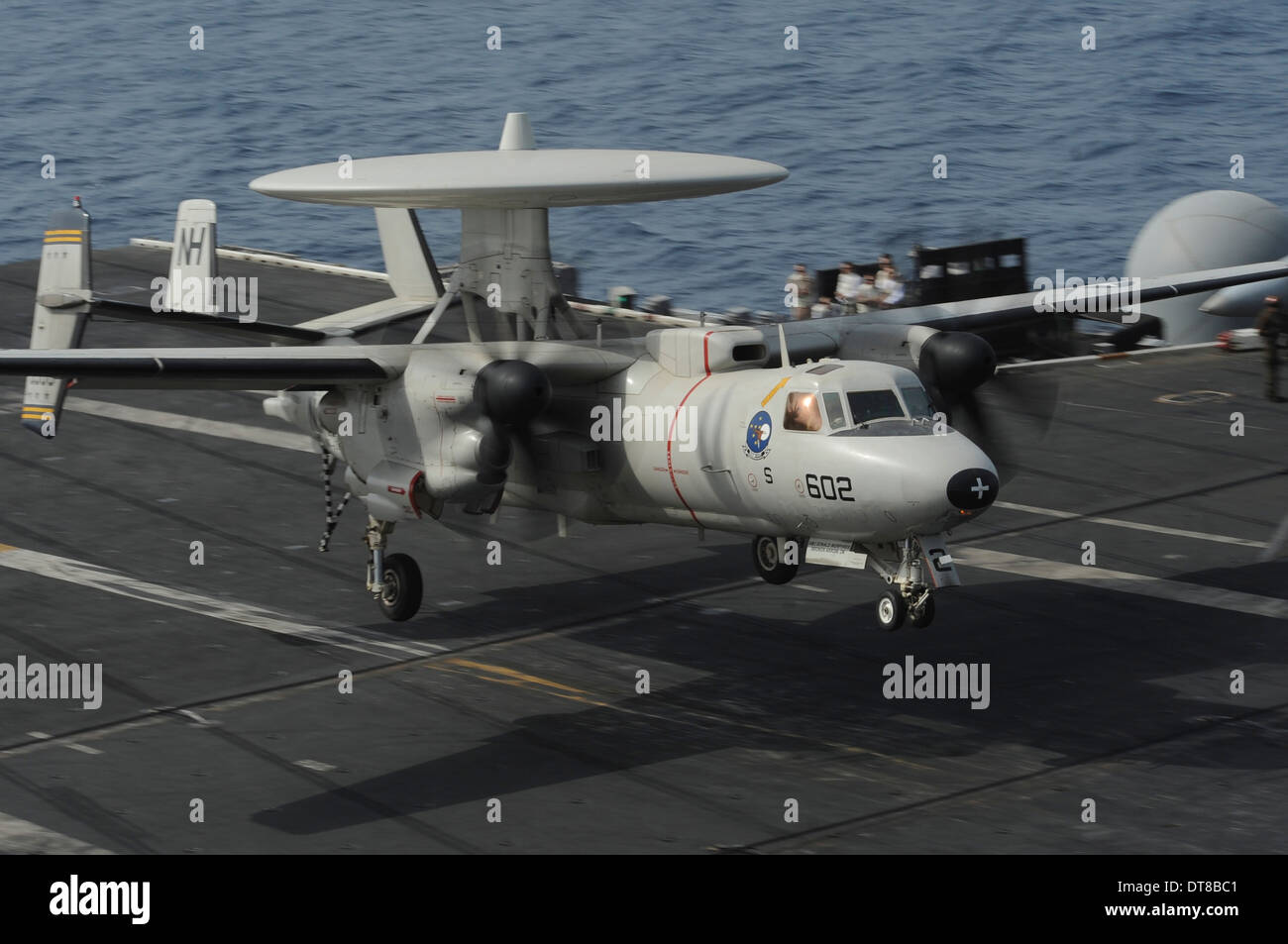 Golf von Oman, 29. Juni 2013 - ein E - 2 C Hawkeye Ländereien an Bord des Flugzeugträgers USS Nimitz. Stockfoto