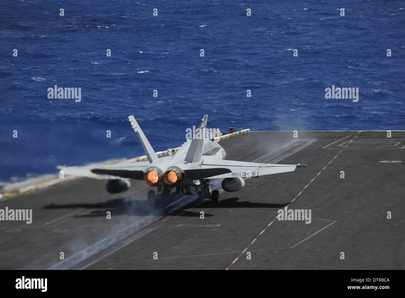 Atlantik, 2. Juli 2013 - eine F/A - 18 C Hornet startet aus dem Flugzeugträger USS Dwight D. Eisenhower. Stockfoto