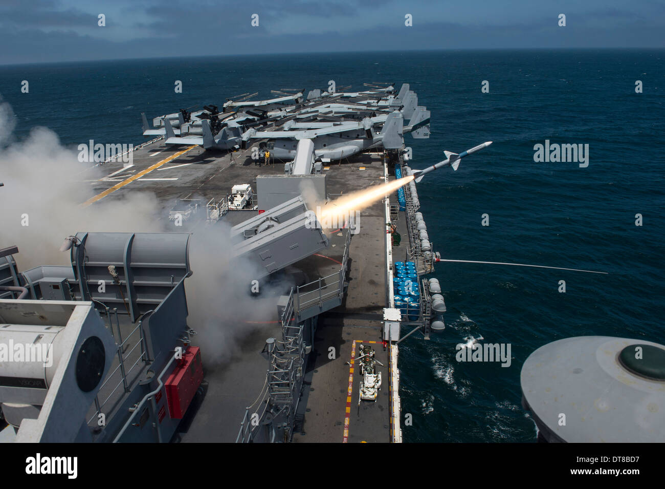 Eine RIM-7 Sea Sparrow-Rakete ist von USS Boxer ins Leben gerufen. Stockfoto