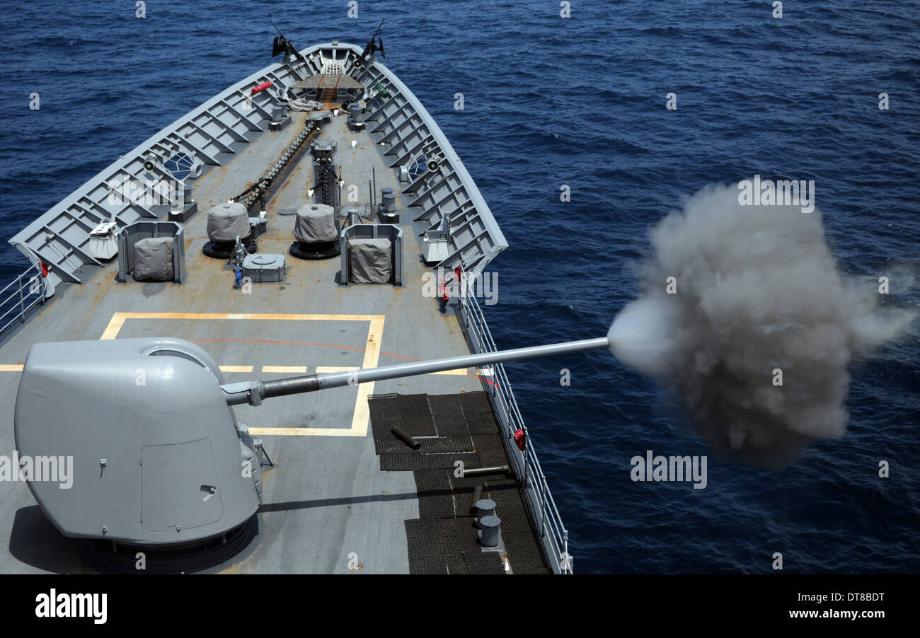 Atlantik, 30. Juli 2013 - geführte Flugkörper Kreuzer USS Philippine Sea (CG-58) feuert seine MK 45 5-Zoll-leichte Waffe. Stockfoto
