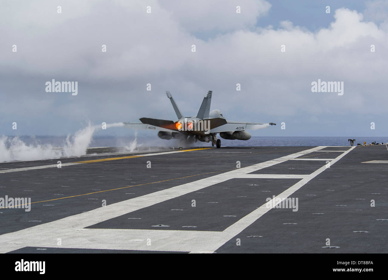 Eine F/A-18E Super Hornet zieht aus dem Flugdeck der USS George Washington. Stockfoto