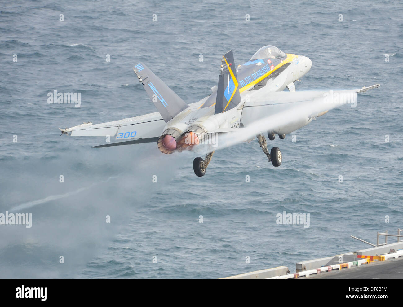 Golf von Oman, 20. August 2013 - eine F/A - 18 C Hornet zieht aus dem Flugdeck des Flugzeugträgers USS Nimitz. Stockfoto