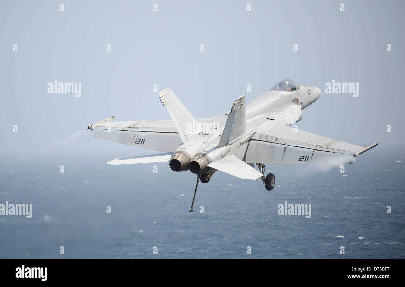 22. August 2013 - eine F/A-18E Super Hornet im Flug über den Golf von Oman. Stockfoto