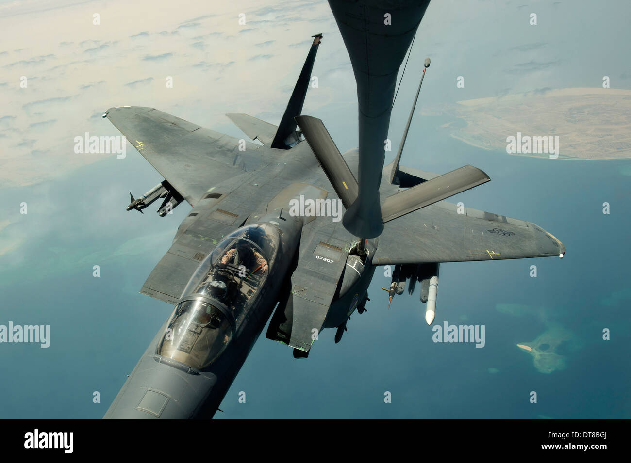 30. August 2013 - erhält eine F-15E Strike Eagle Kraftstoff von einer KC-135R Stratotanker während einer Mission über dem Persischen Golf. Stockfoto