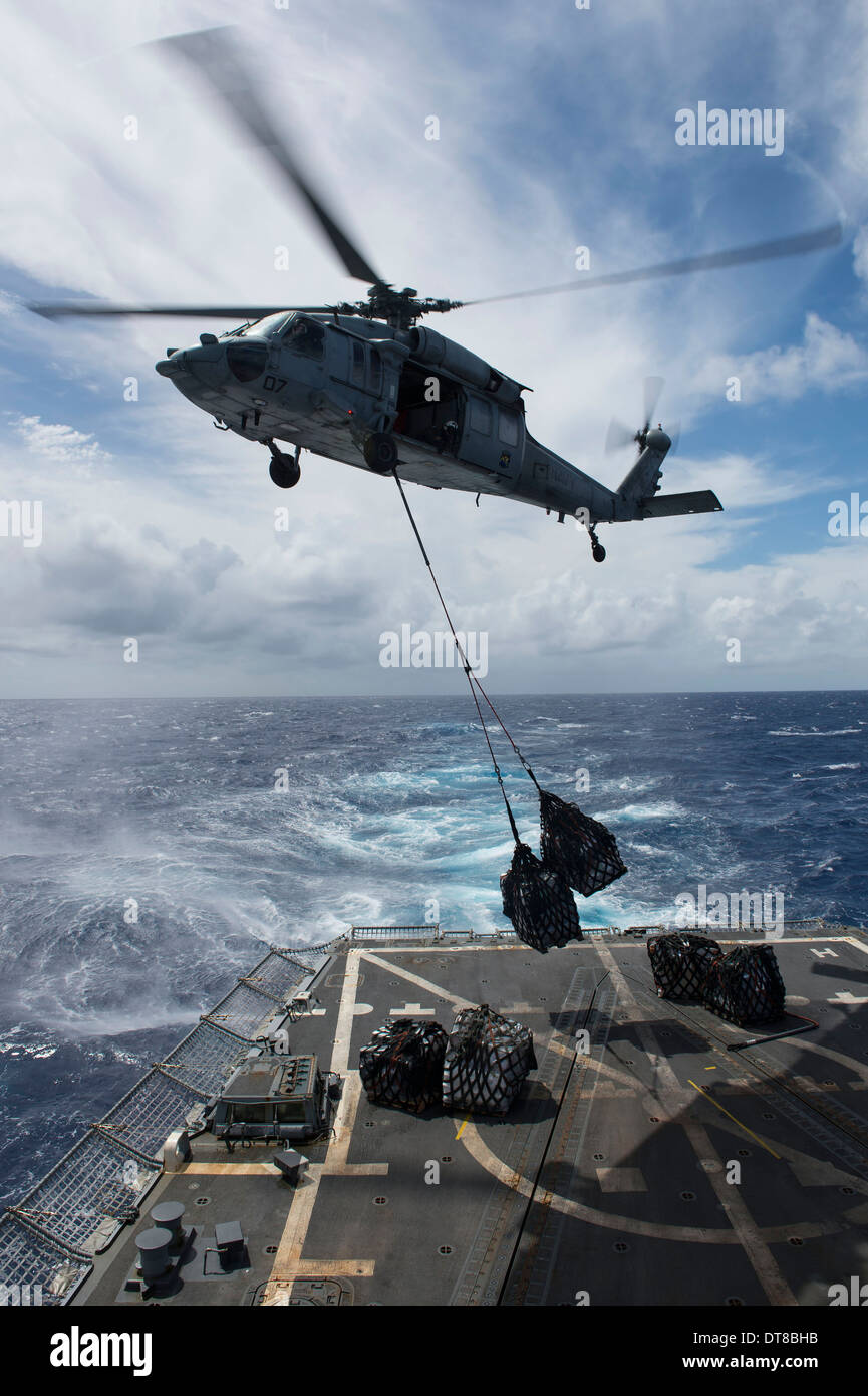 Ein SH-60 Sea Hawk liefert Lieferungen auf dem Flugdeck fo USS Preble. Stockfoto