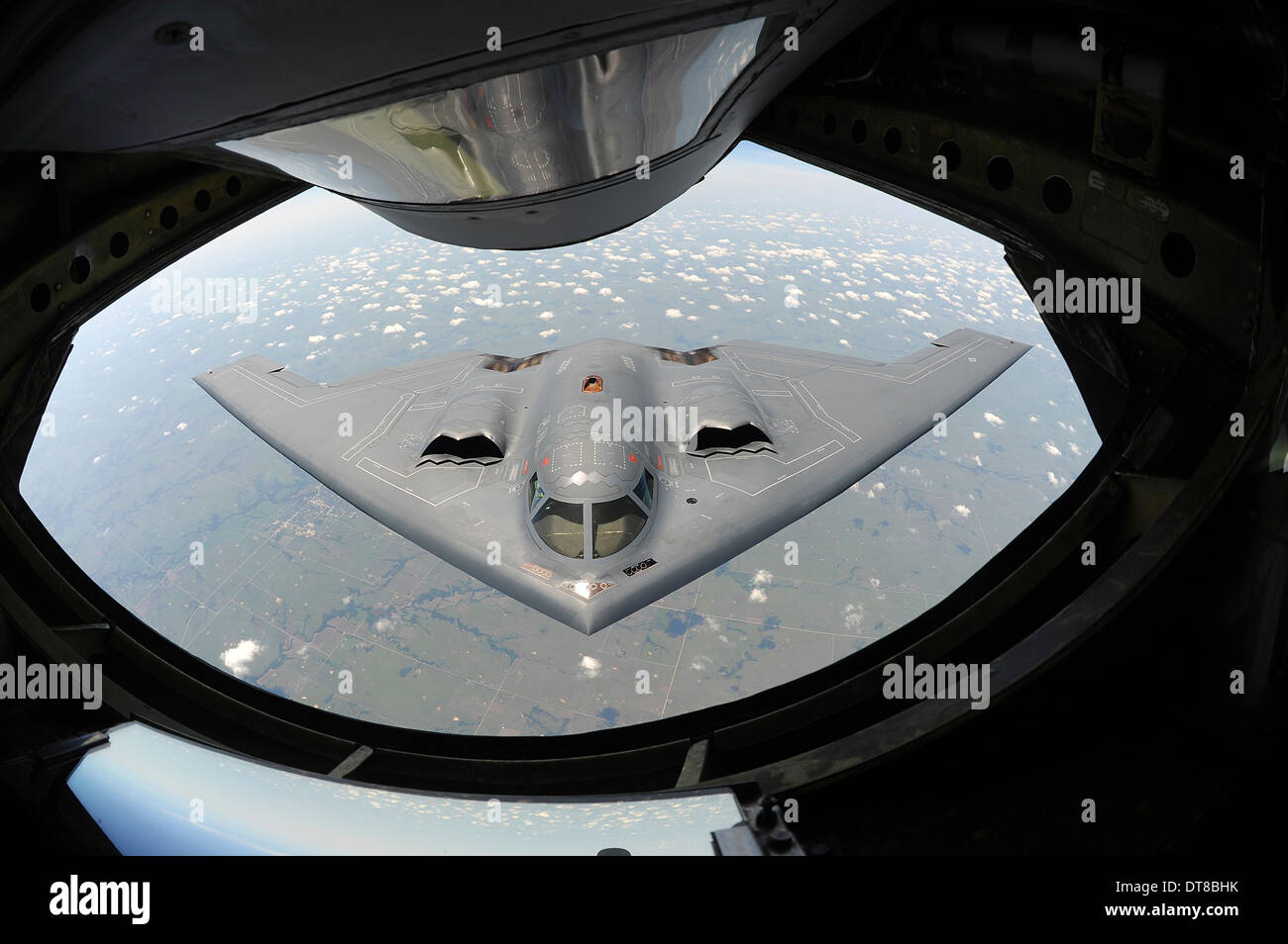 Eine US Luftwaffe b-2 Spirit nähert sich einem KC-135 Stratotanker. Stockfoto