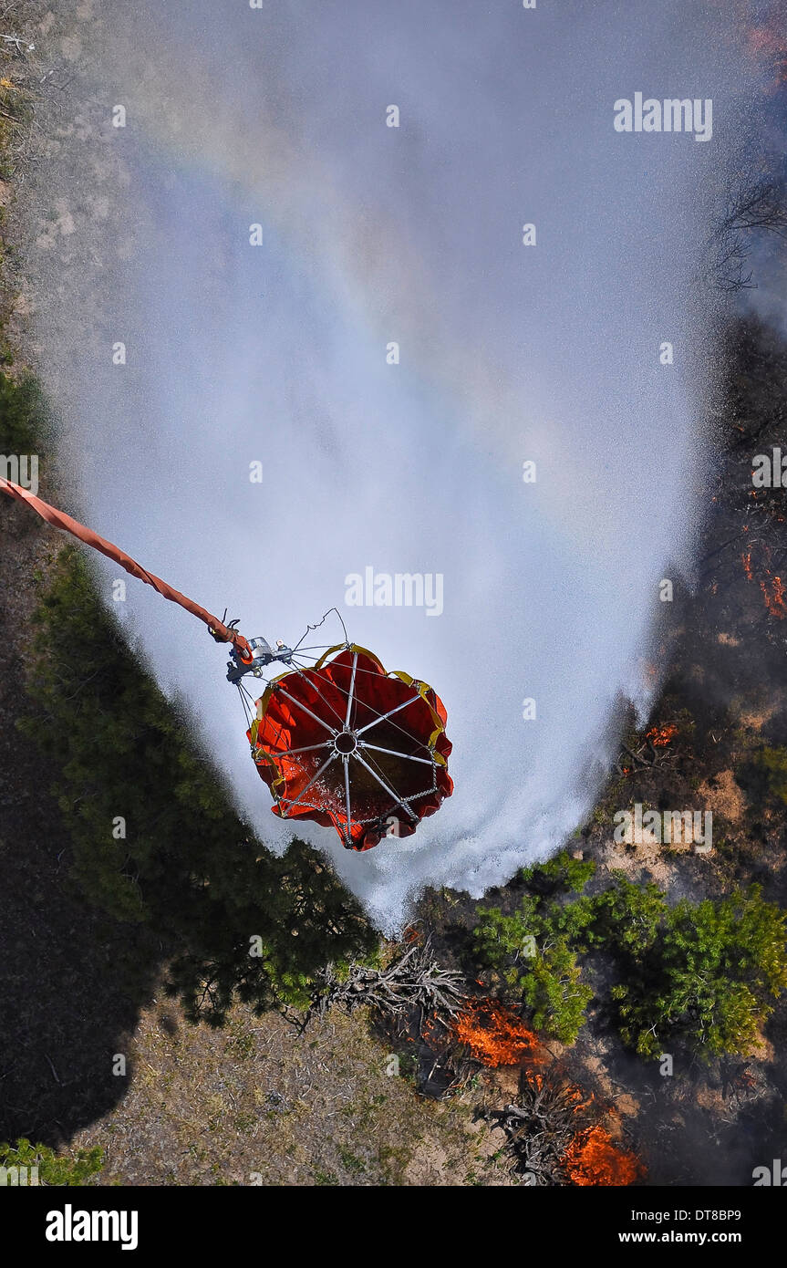 UH-60 Black Hawk Hubschraubern führen Sie Wassertropfen mit Bambi Buckets. Stockfoto