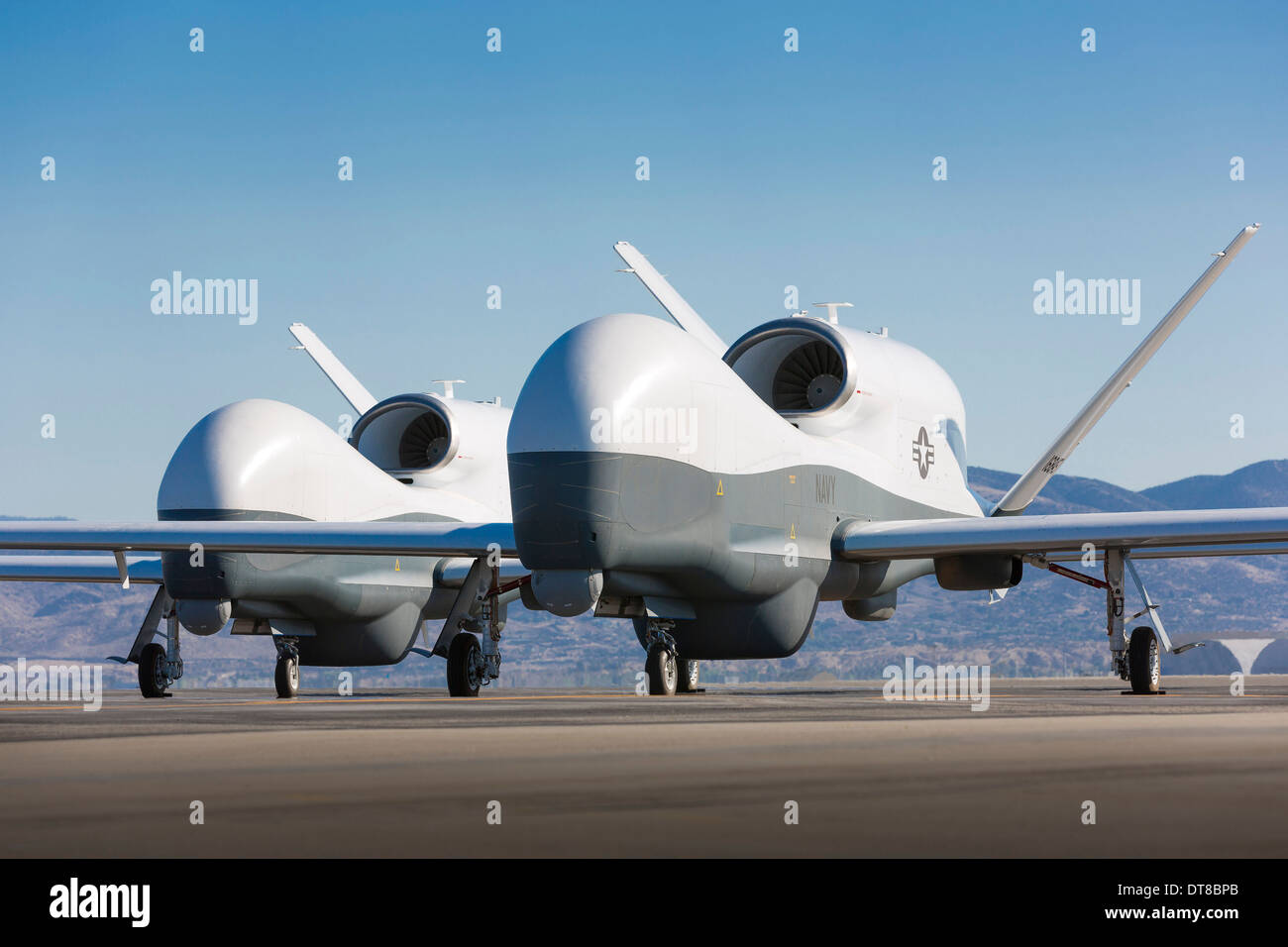 Zwei MQ - 4C Triton unbemannte Luftfahrzeuge auf dem Rollfeld. Stockfoto