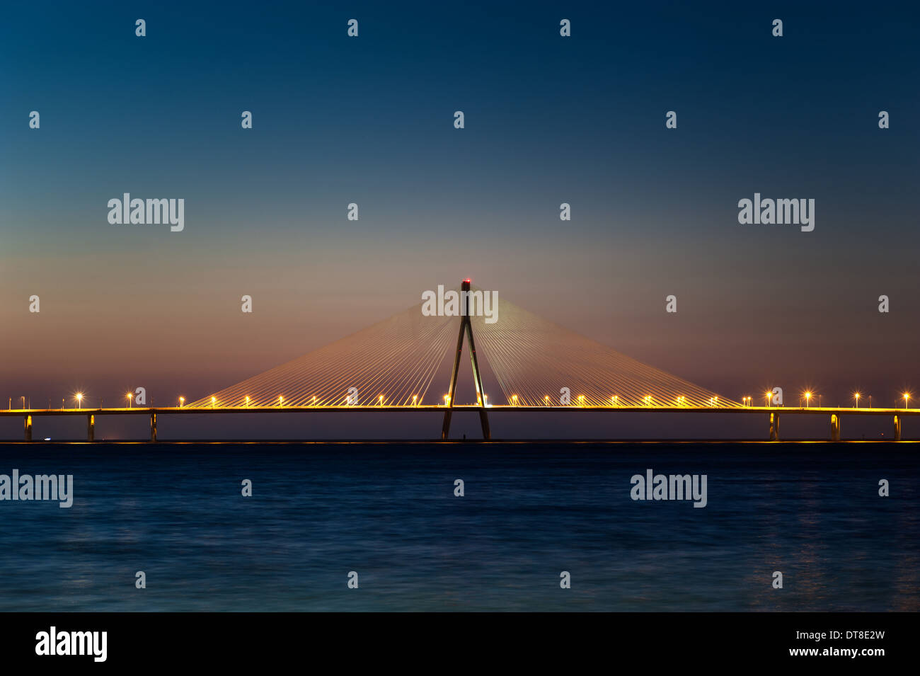 Abends Sonnenuntergang die Hauptspannweite der Brücke Bandra Worli Sea Link. Ein Beweis für die technologische Entwicklung Indiens. Stockfoto