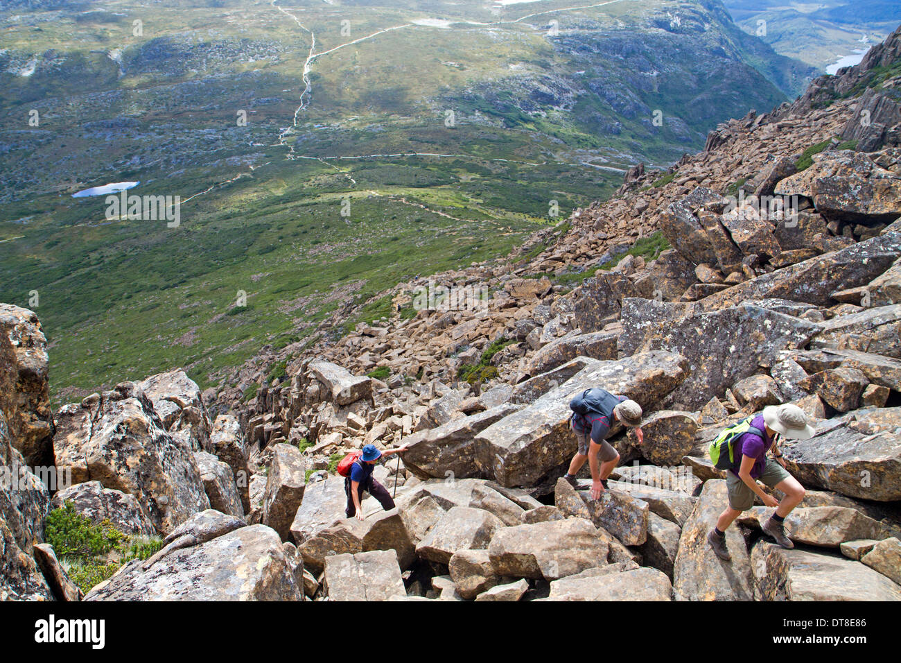 Wanderer, die aufsteigende Cradle Mountain mit dem Overland Track sichtbar unter Stockfoto