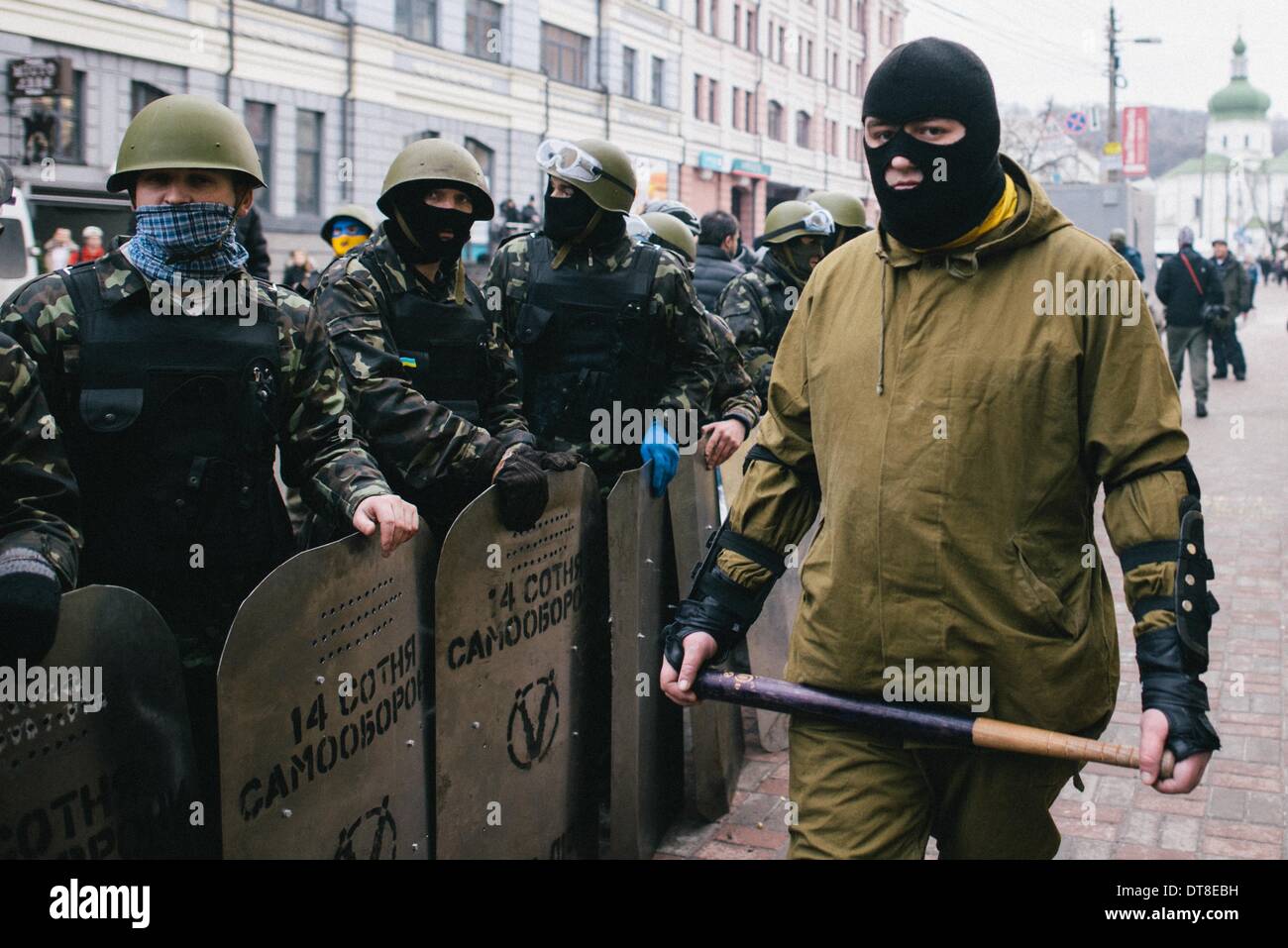 Kiew, Ukraine. 11. Februar 2014. Die 14. Staffel und den afghanischen Squadron Streikposten außerhalb Podilsky District Court, wo vier afghanische Kriegsveteranen wegen rechtswidrigen Nutzung der angeklagt wurden, Kraft und festgenommen nach Einbruch in der örtlichen Polizeidienststelle. Bildnachweis: Jacob Balzani Loov/ZUMA Wire/ZUMAPRESS.com/Alamy Live-Nachrichten Stockfoto