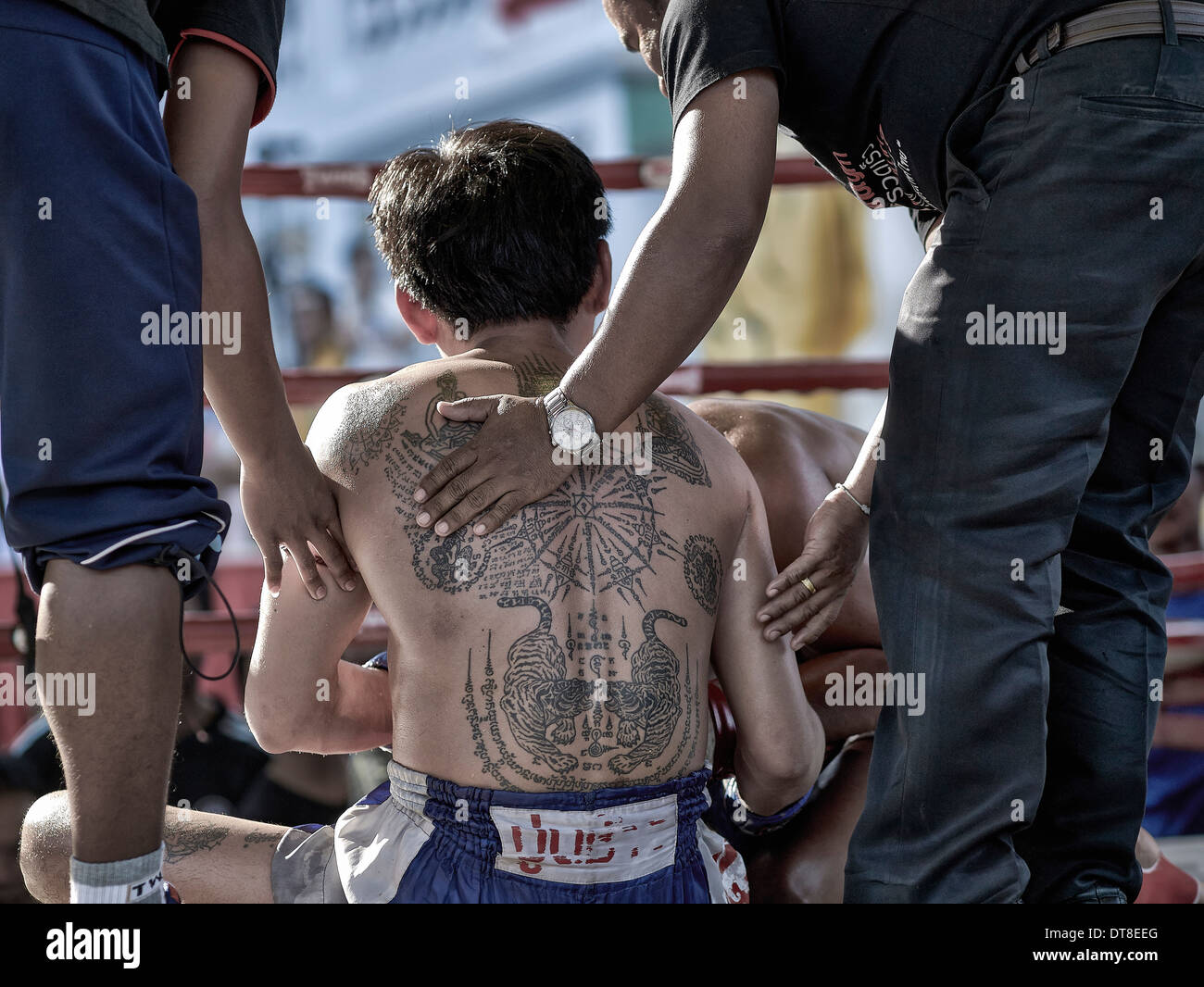 Muay Thai. Traditionelle spirituelle und schützende Tätowierungen, die den Rücken eines Muay Thai Kämpfers bedecken. Thailand S. E. Asien Stockfoto