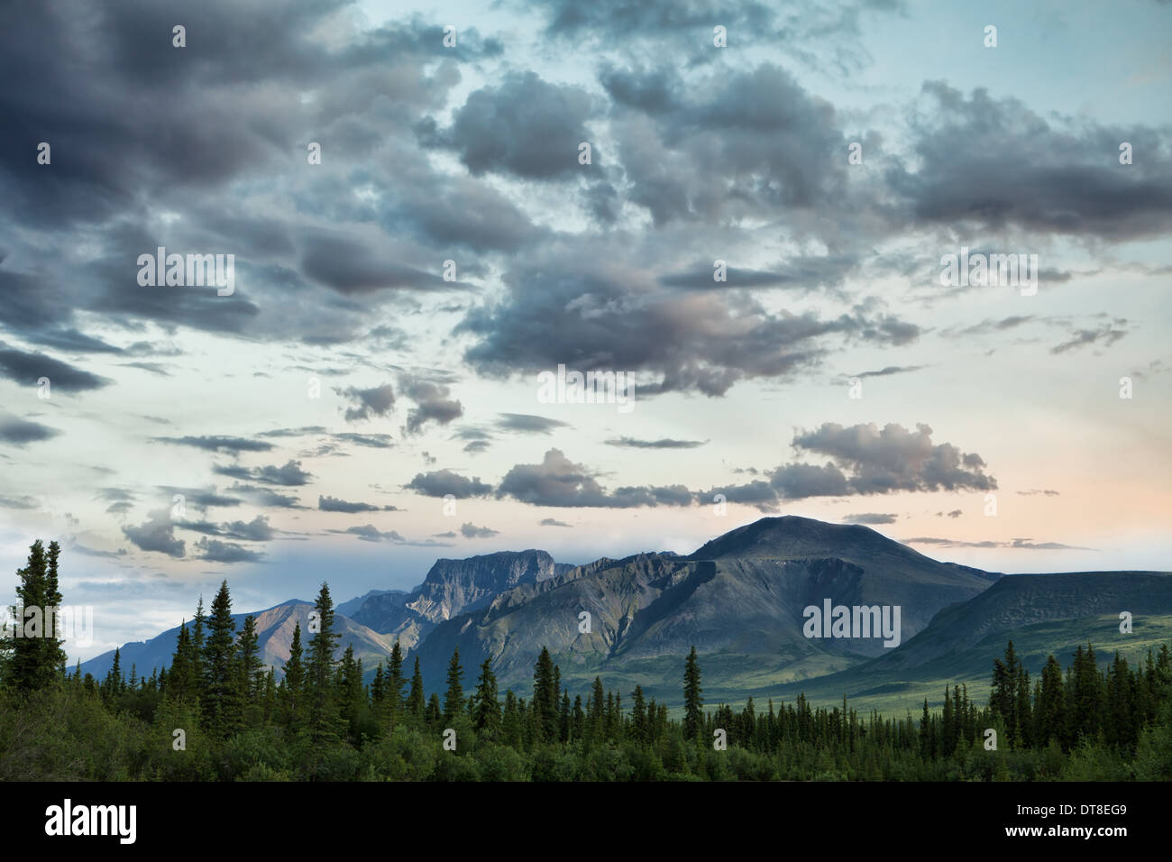 Sonnenuntergang im Wrangell-St.-Elias-Nationalpark in Alaska im Sommer in der Nähe von Nabesna Straße. Stockfoto