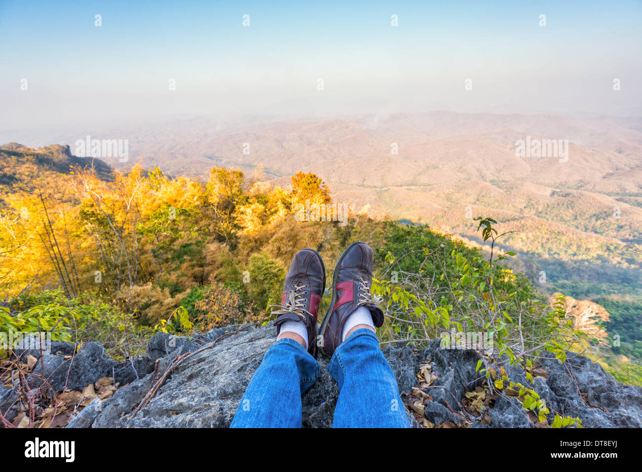 Schuhe eines Mannes ruht auf hohen Berg Stockfoto