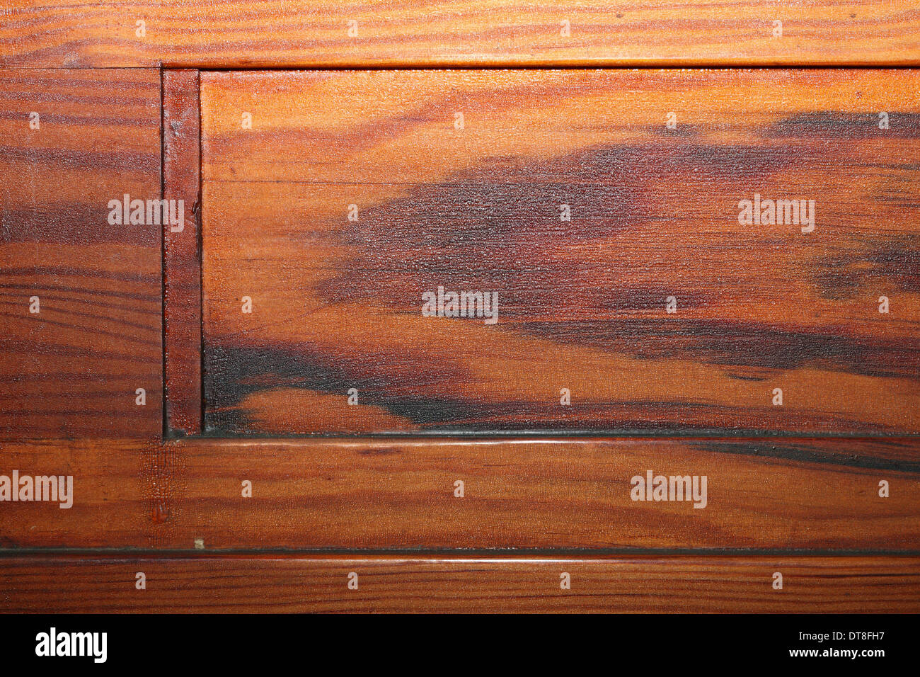 Detail schön strukturierte Red Pine Diele auf alte Möbel Stockfoto