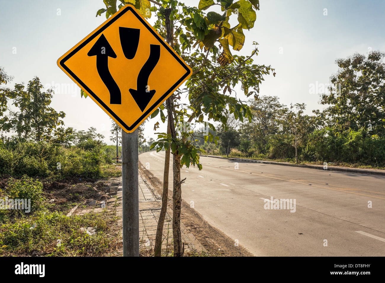 ein Schild mit einer Kreuzung in der Nähe von Stockfoto