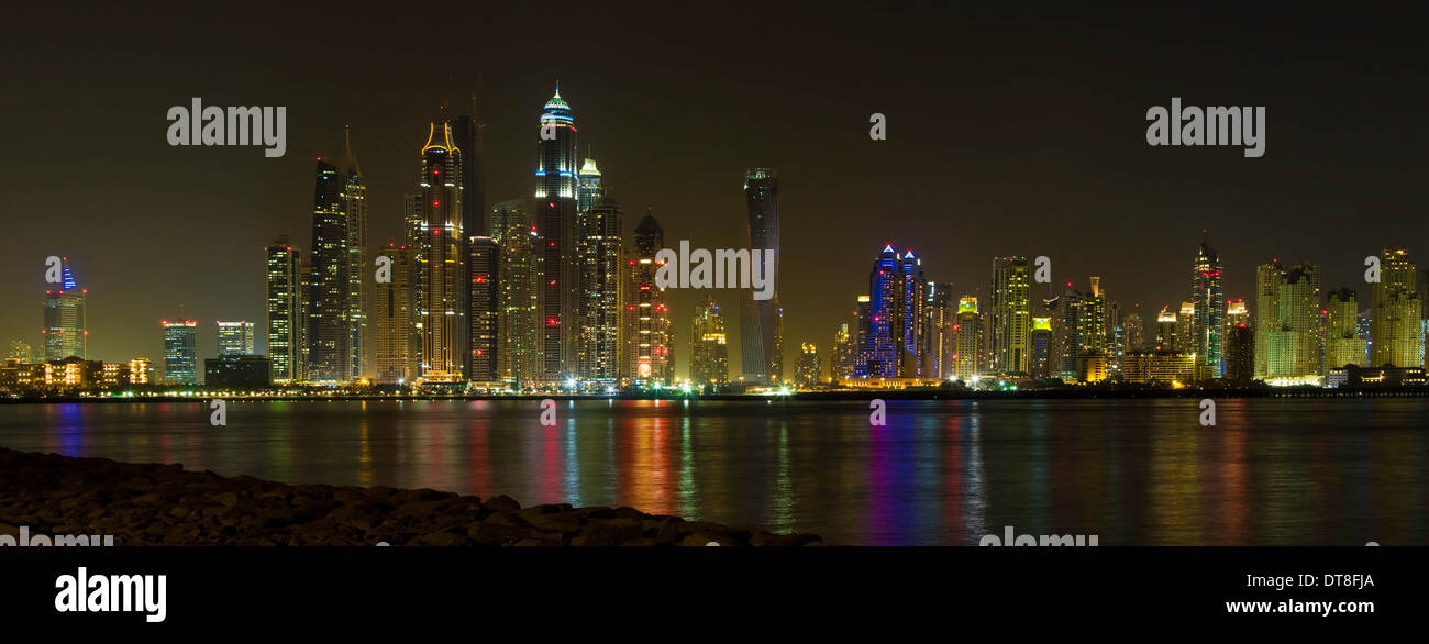 Schöner Panoramablick auf Dubai bei Nacht, Vereinigte Arabische Emirate Stockfoto