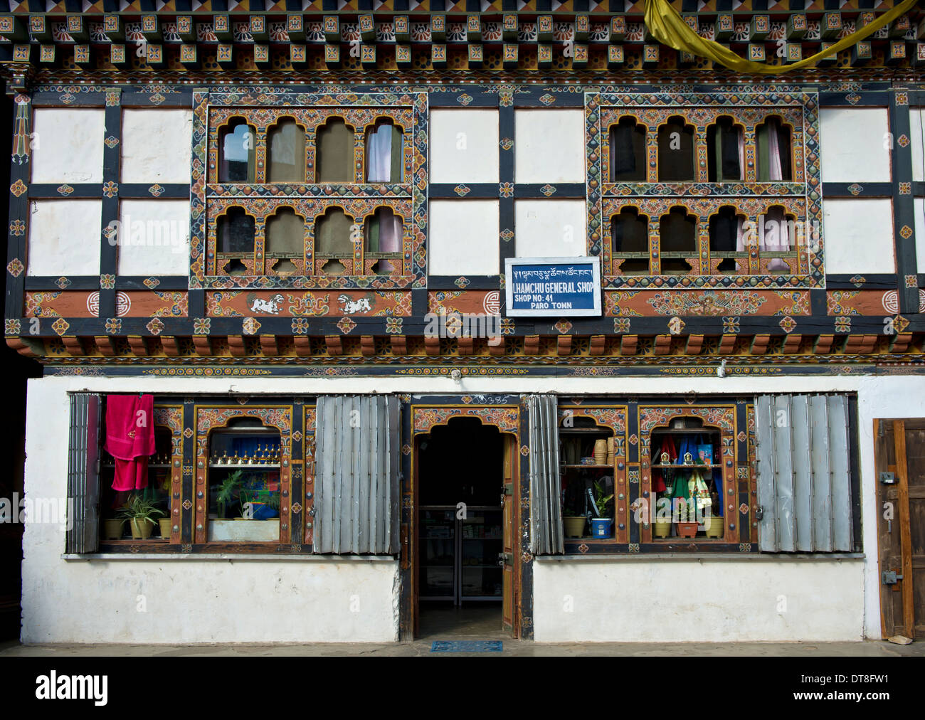 Kaufen Sie in einem typischen bhutanischen Gebäude, Paro, Bhutan ein Stockfoto
