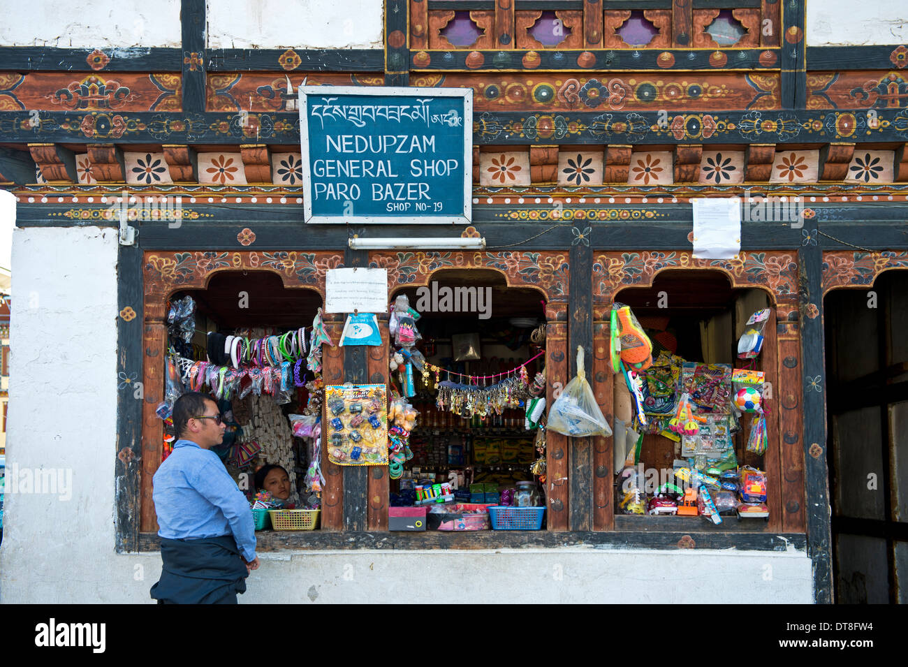 Bhutan Mann Einkaufen in einem lokalen Gemischtwarenladen, Paro, Bhutan Stockfoto
