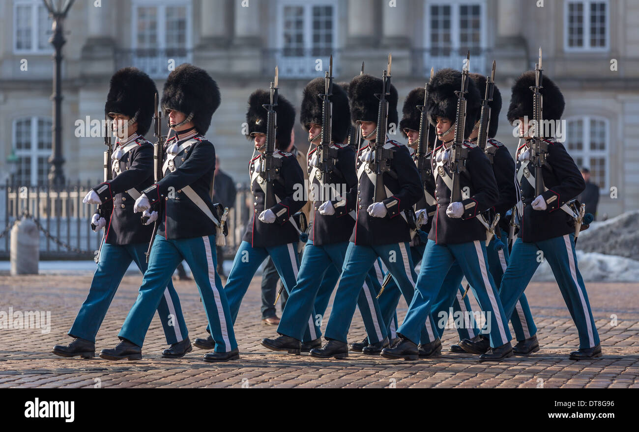 die-wachabl-sung-am-k-niglichen-schloss-amalienborg-kopenhagen