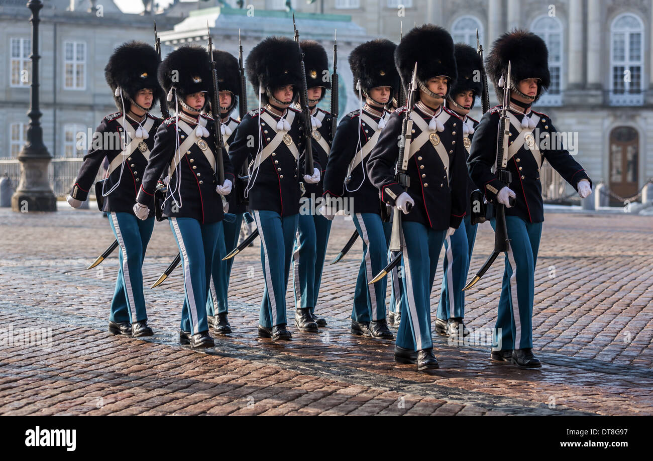 Die Wachablösung am königlichen Schloss Amalienborg, Kopenhagen, Dänemark Stockfoto