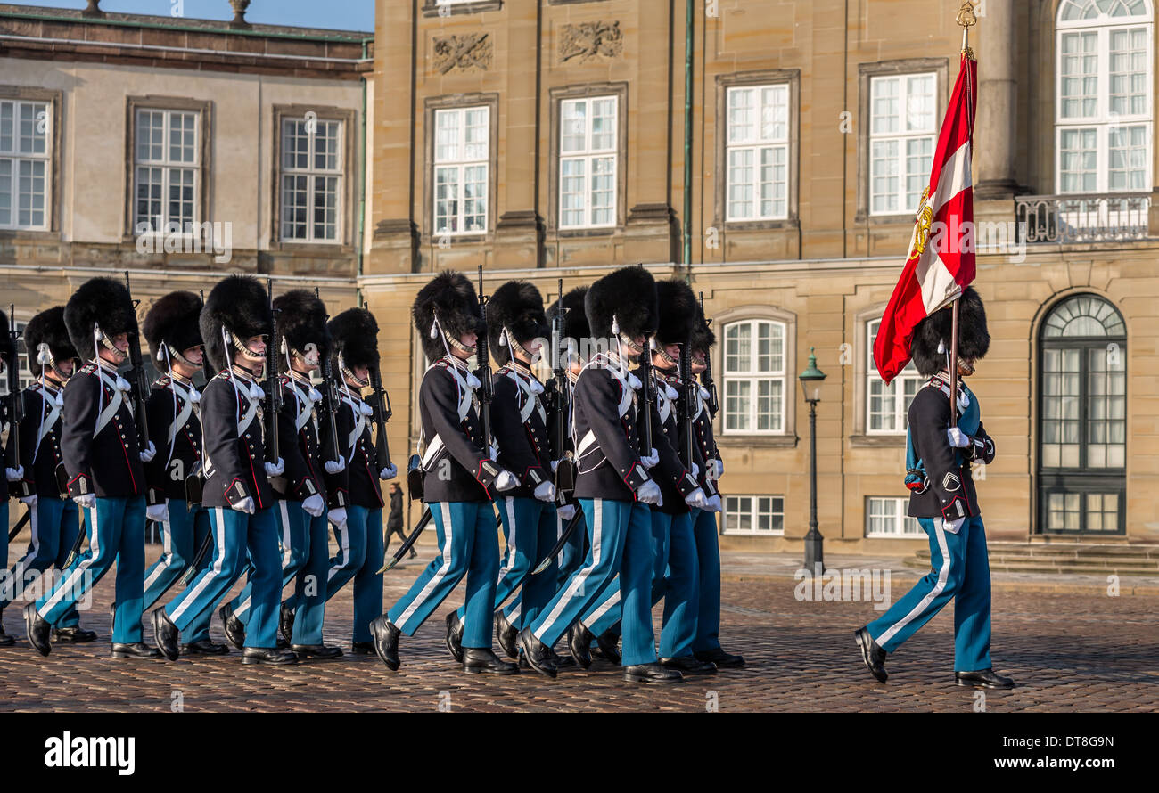 Die Wachablösung am königlichen Schloss Amalienborg, Kopenhagen, Dänemark Stockfoto