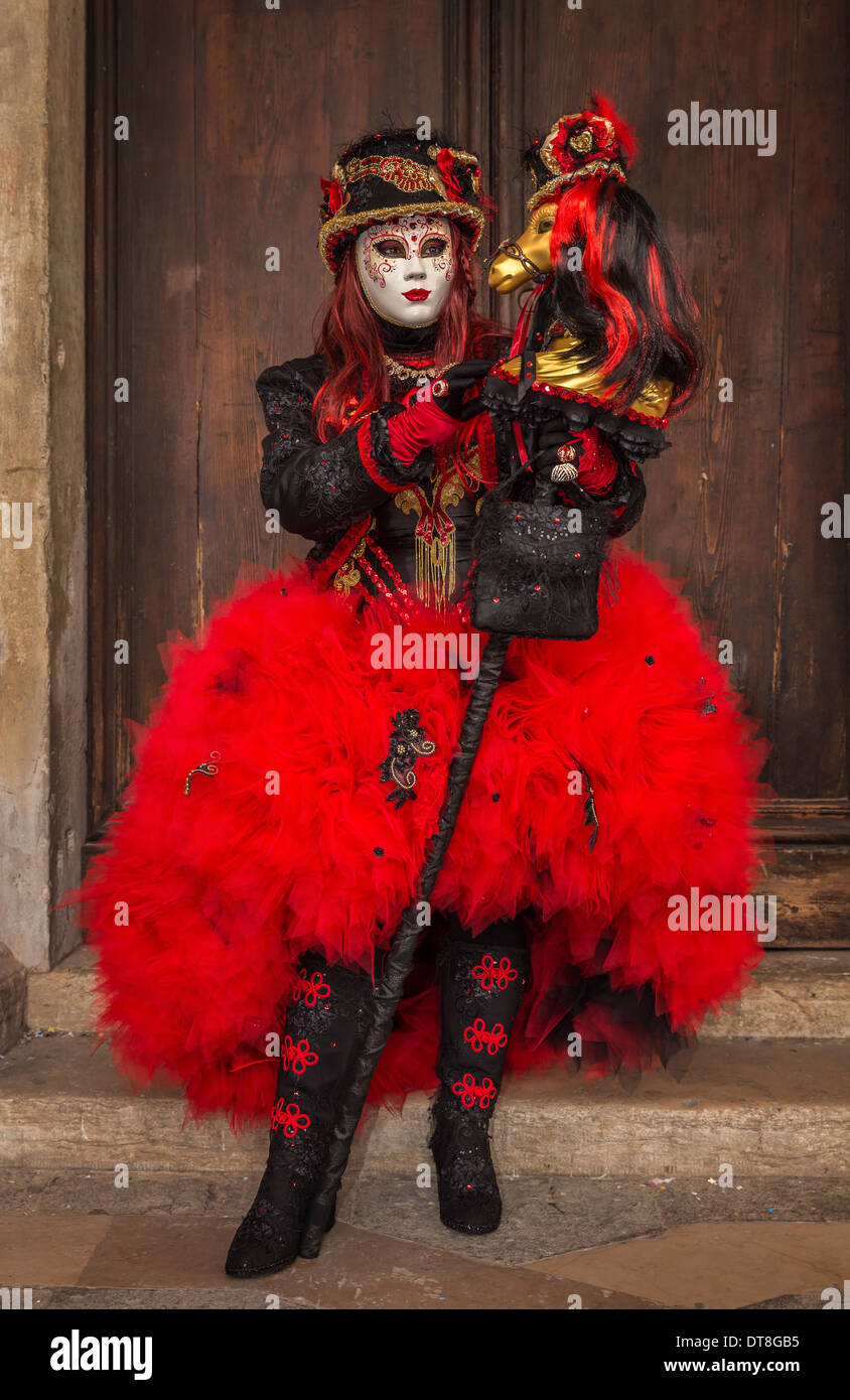 Eine Frau, die sich für den Karneval in Venedig, Venetien, Italien gekleidet Stockfoto