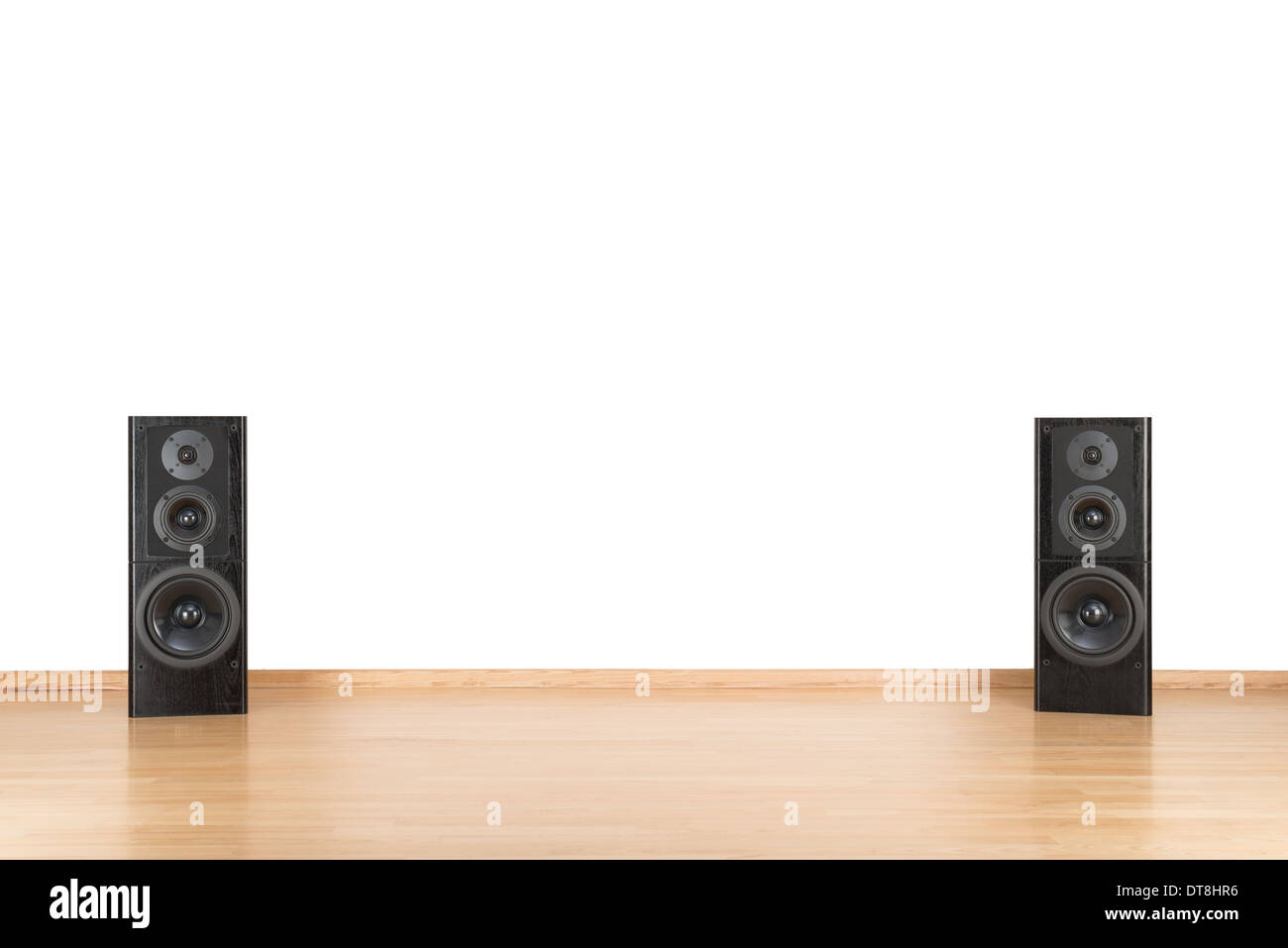 Schwarz-Lautsprecher auf dem Boden. Wand isoliert. Stockfoto