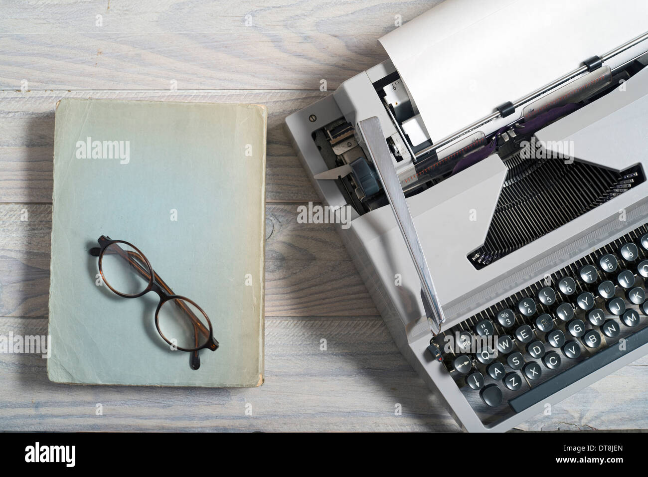 Vintage Schreibmaschine und ein leeres Blatt Papier Stockfoto