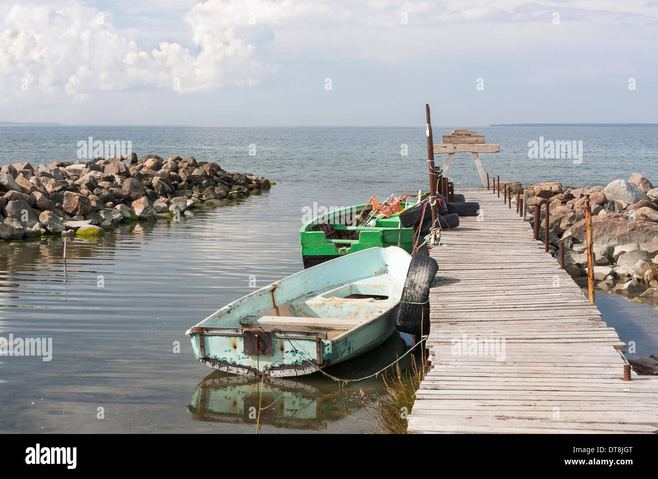 Alte Holz- und Ruder Fischerboote im Meer mit Holzbrücke verbunden Stockfoto