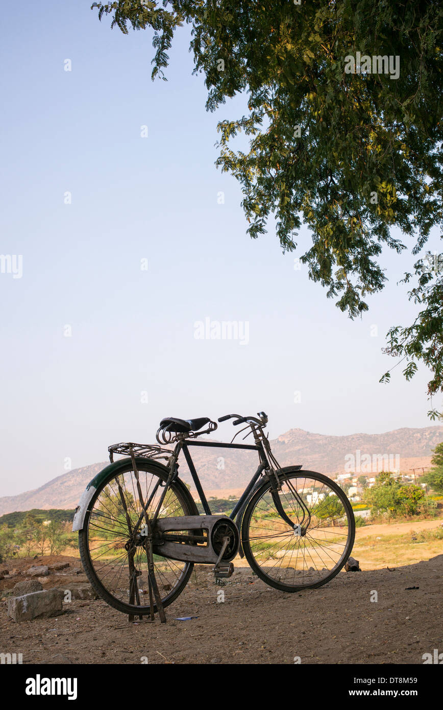 Traditionelle indische Fahrrad in den ländlichen indischen Landschaft. Andhra Pradesh, Indien Stockfoto