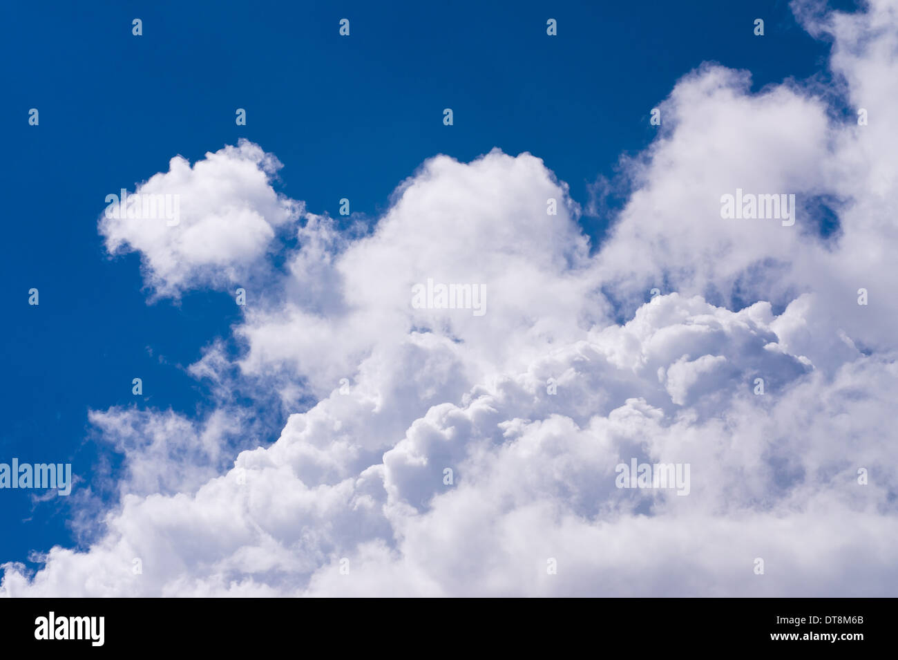 Weiße Wolken und blauer Himmel Stockfoto
